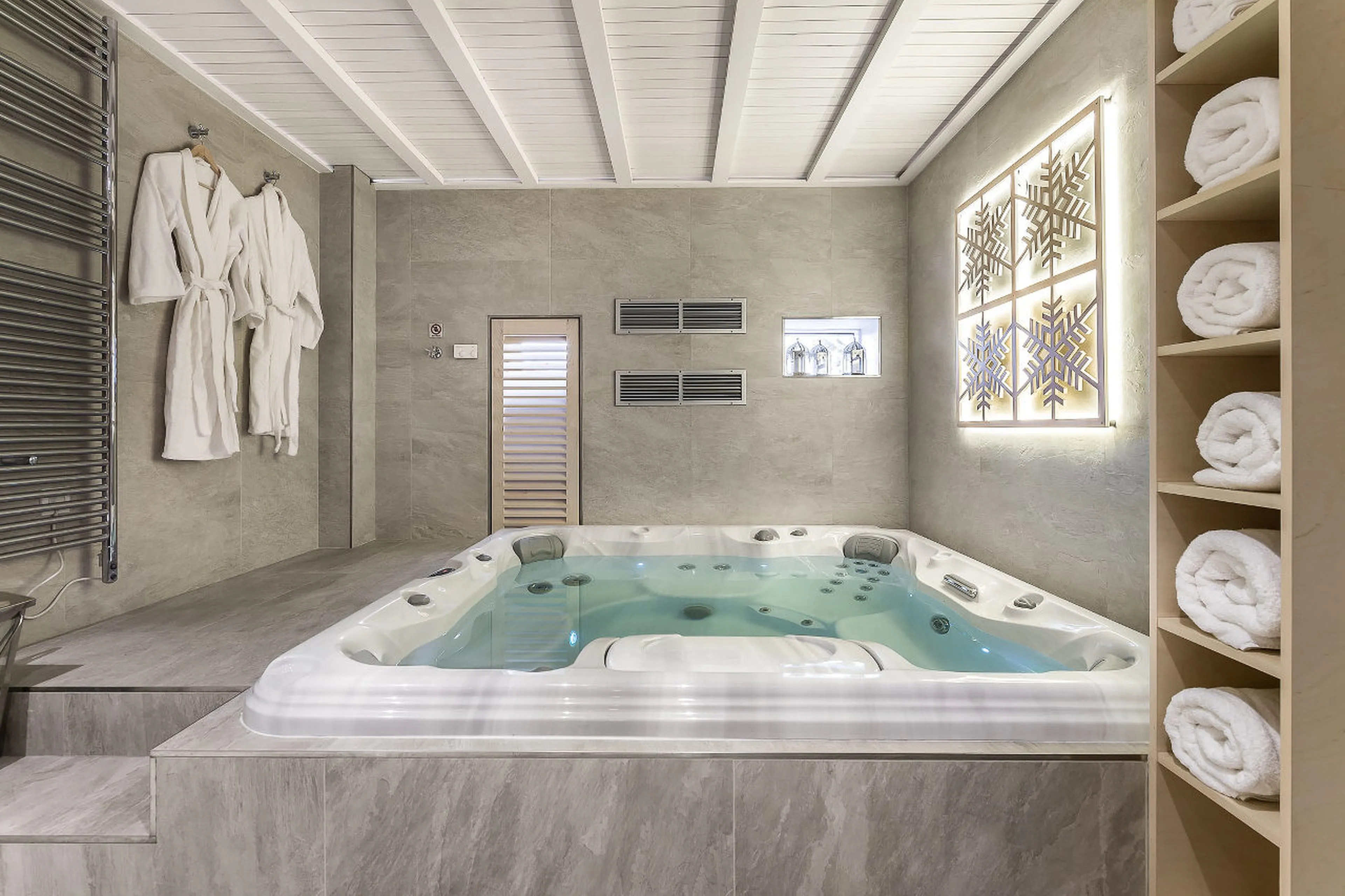 Jacuzzi to relax stiff muscles after a day on the slopes in Chalet Amnesia in Courchevel 1650