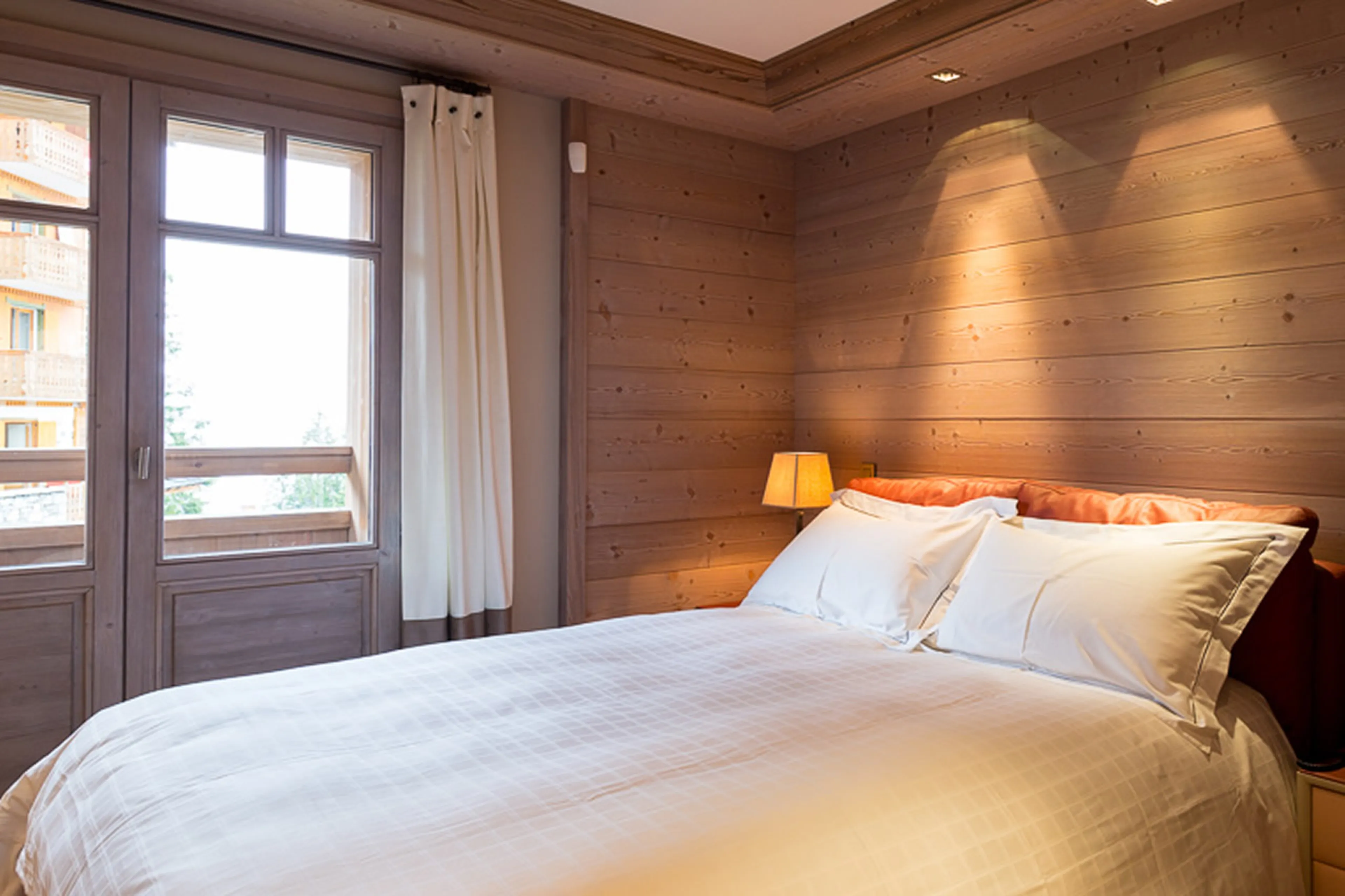 Double bed with exquisite bed linen in Chalet Anemone in Courchevel 1850
