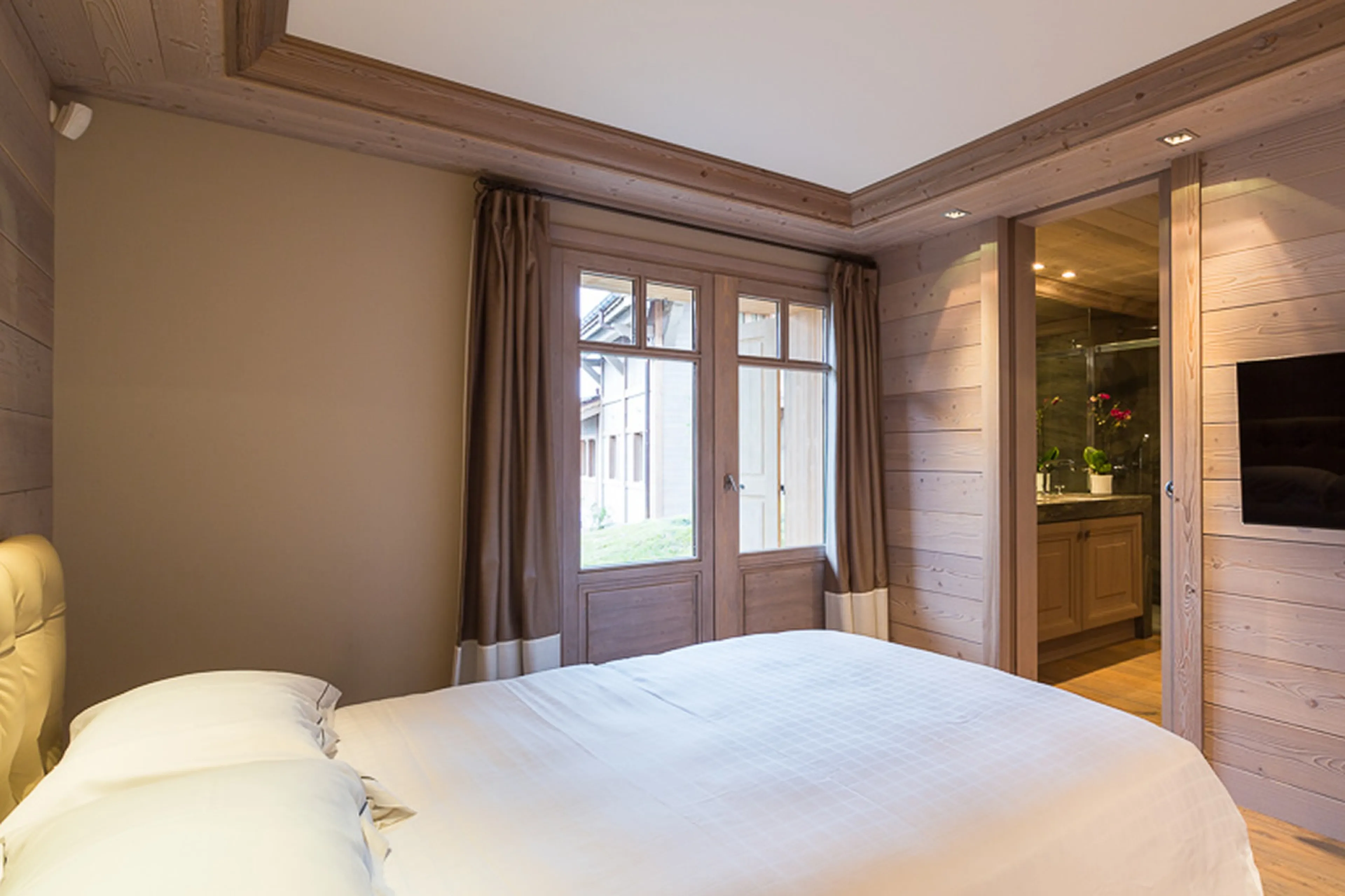 Double bedroom with en suite double basin shower room in Chalet Anemone in Courchevel 1850