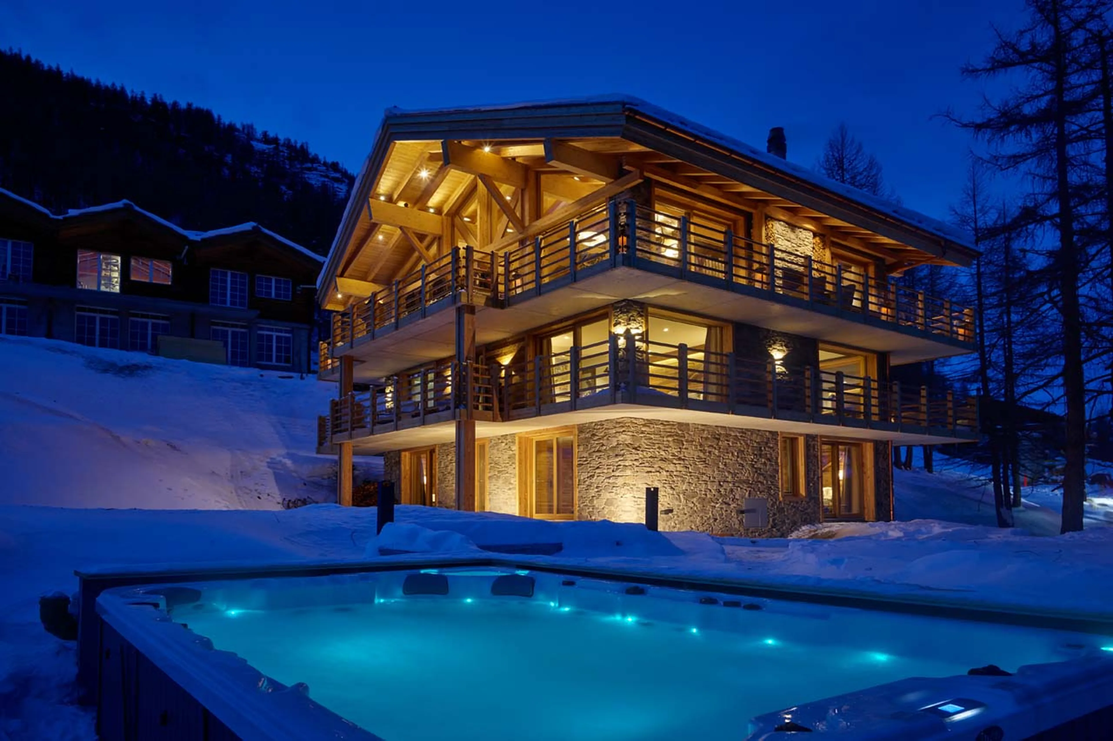Jacuzzi at night at Chalet Annapurna in Saas Fee