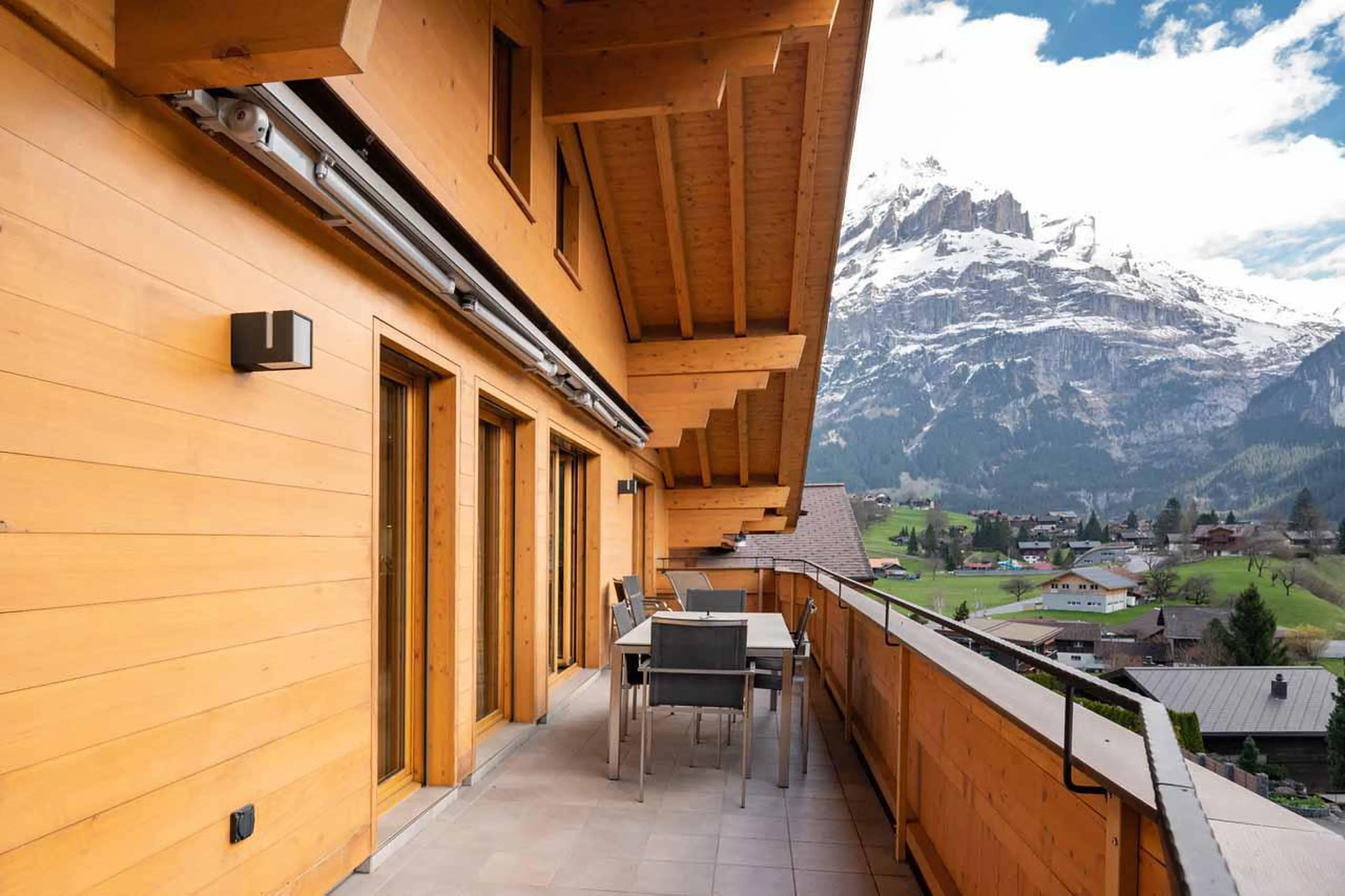 Balcony with access to open-plan living area at Apartment Antara in Grindelwald