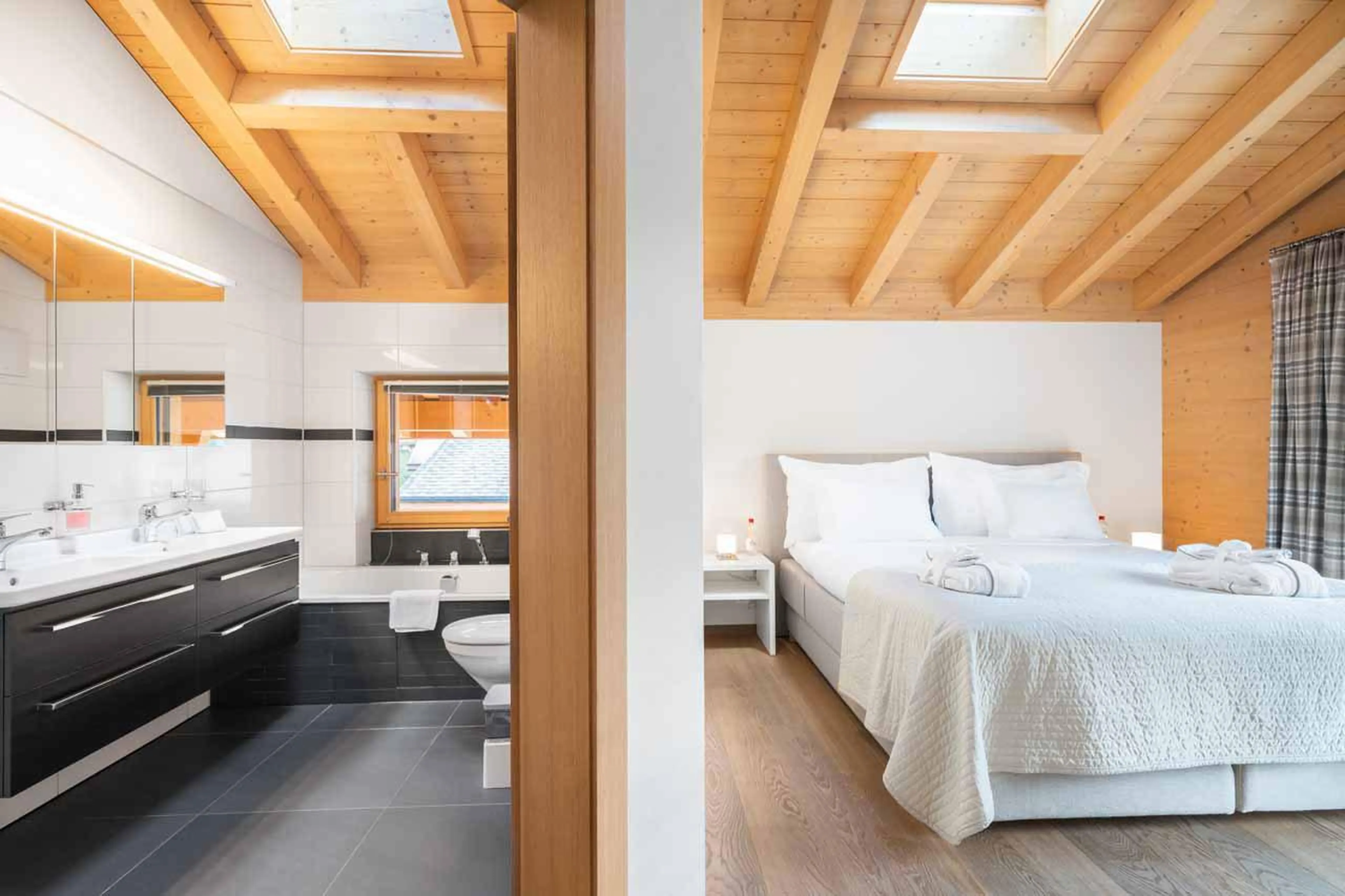 Bright en-suite bedroom at Apartment Antara in Grindelwald
