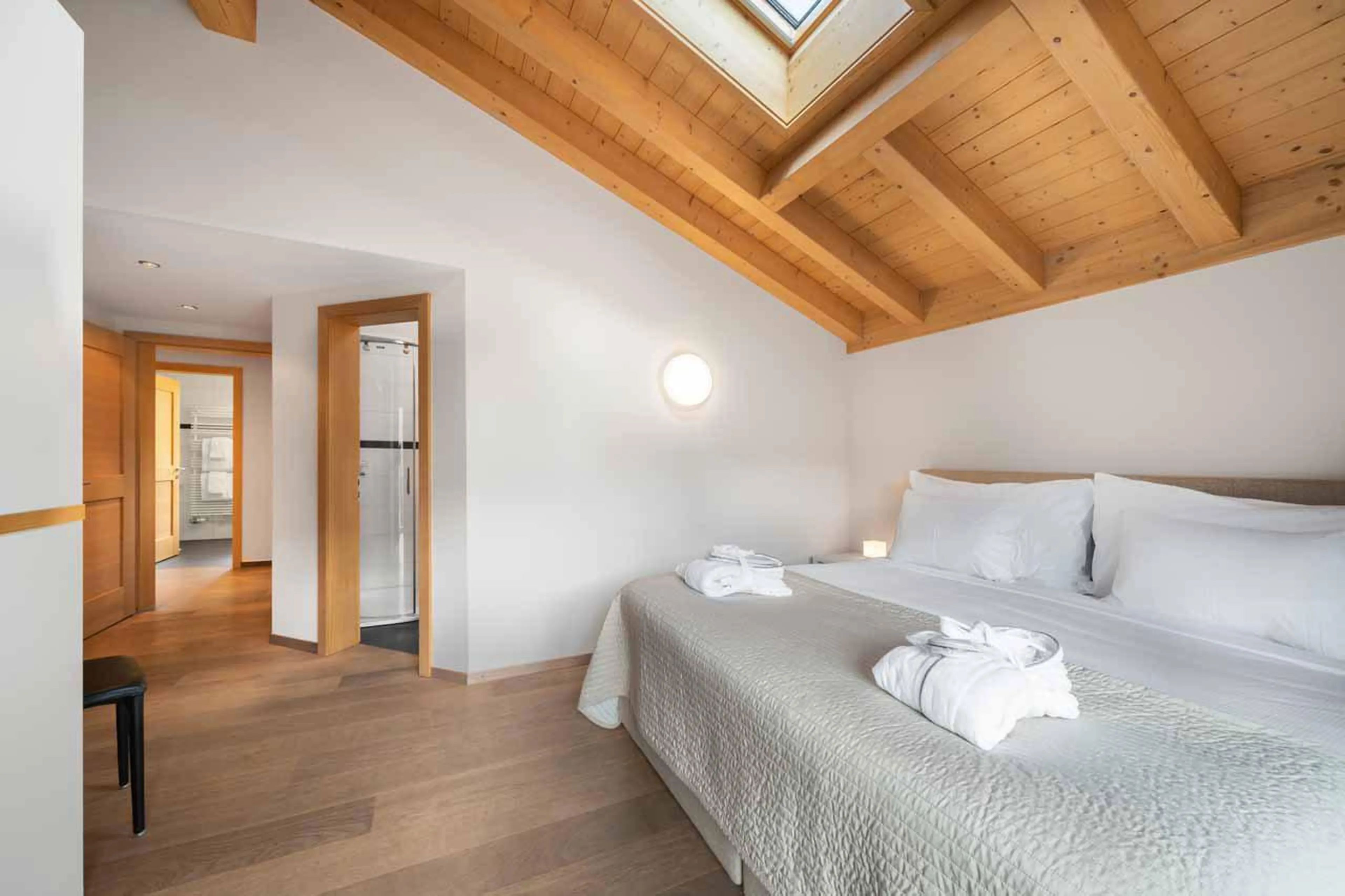 Bedroom with en-suite bathroom at Apartment Antara in Grindelwald