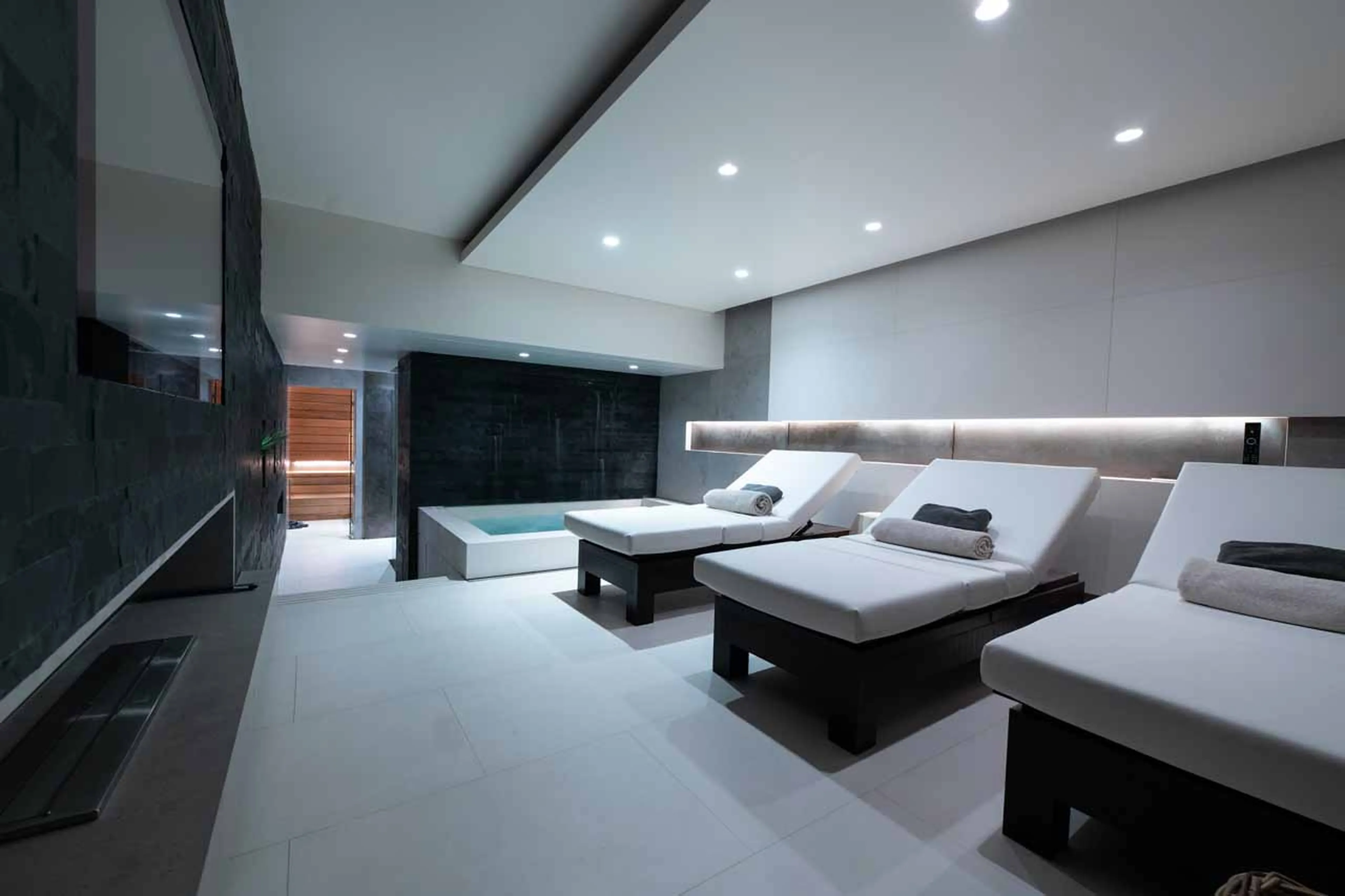 Relaxation area and hot tub at Chalet Apicius in Megeve