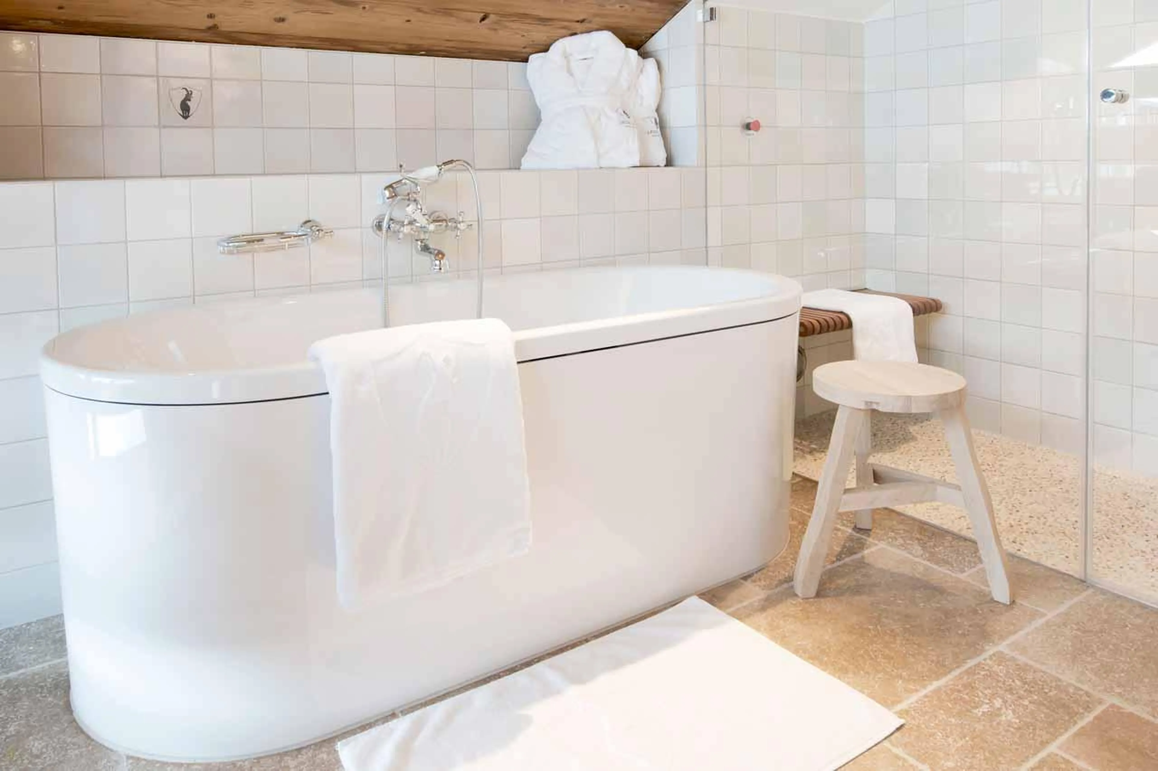 Freestanding bathtub in Chalet Arlberg, Lech