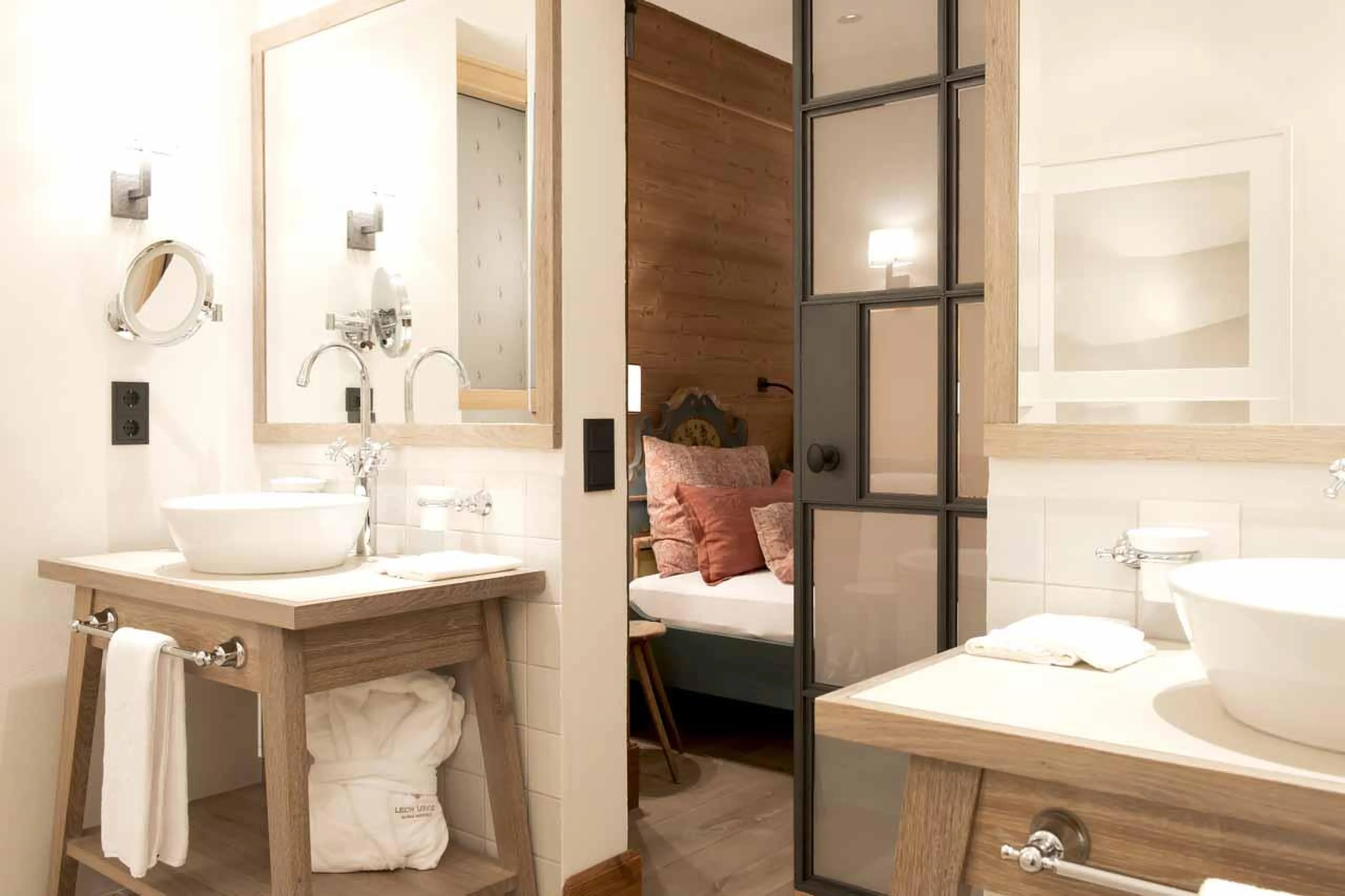 En-suite with two basins in Chalet Arlberg, Lech