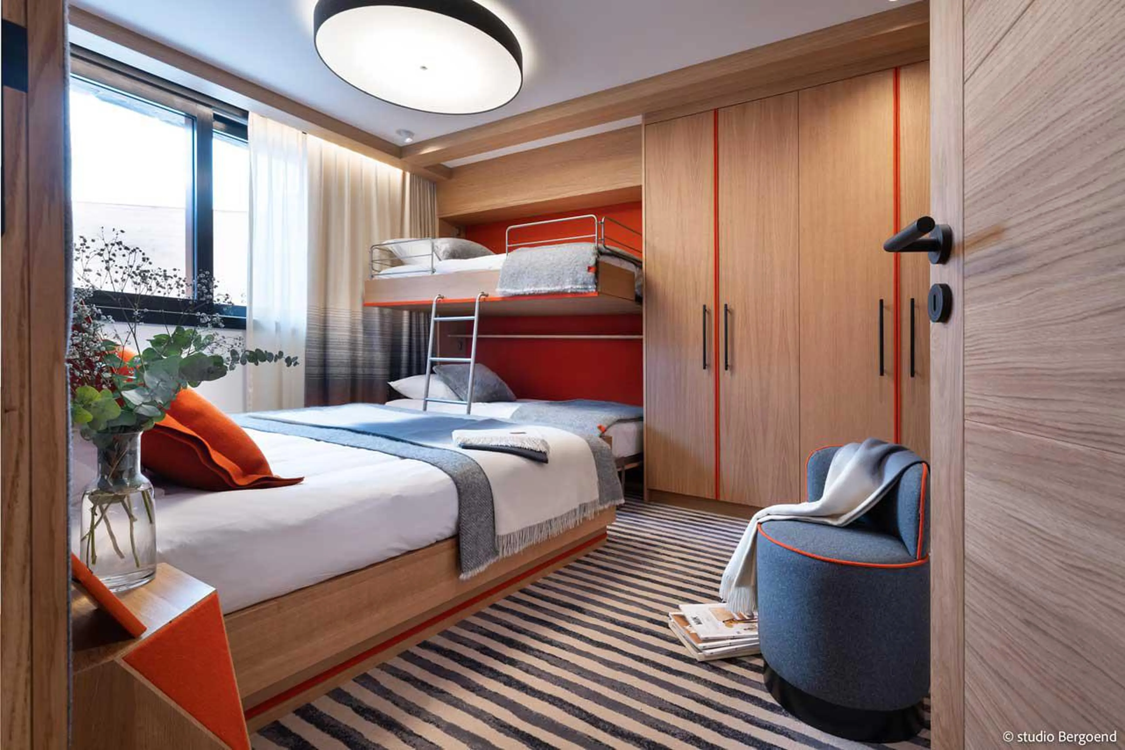 Bedroom with king size/twin bed at Chalet Arpoza in Les Arcs