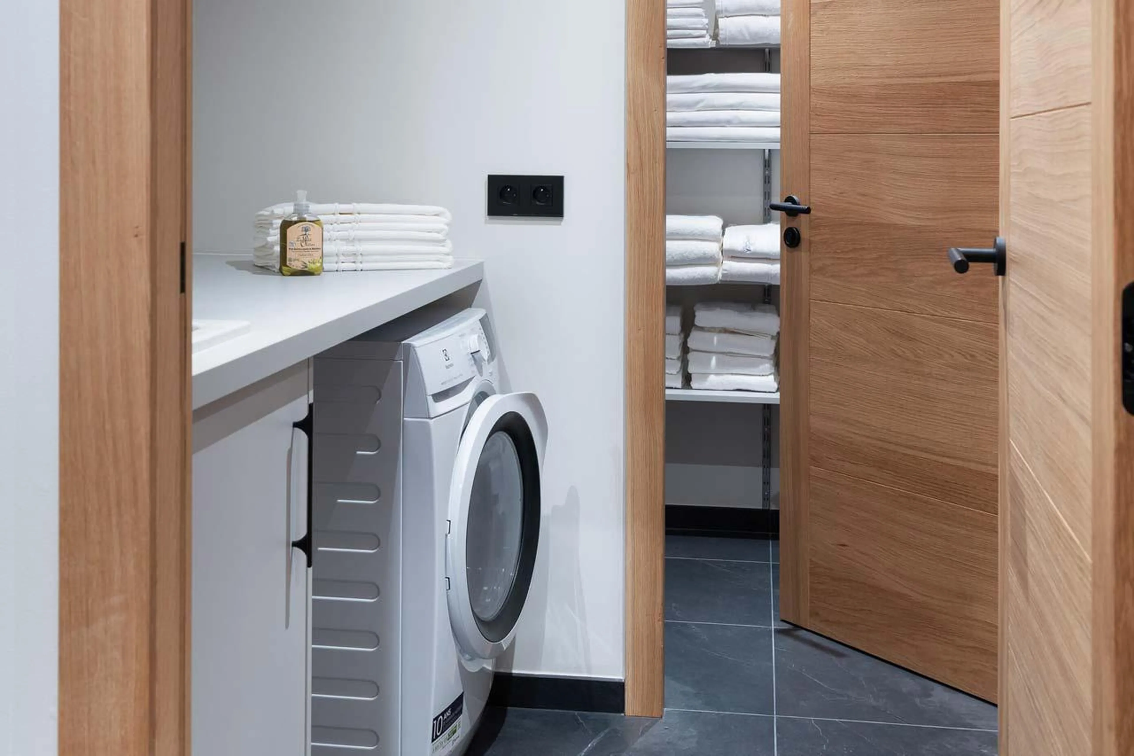 Laundry room with washing machine and tumble drier at Chalet Arpoza in Les Arcs