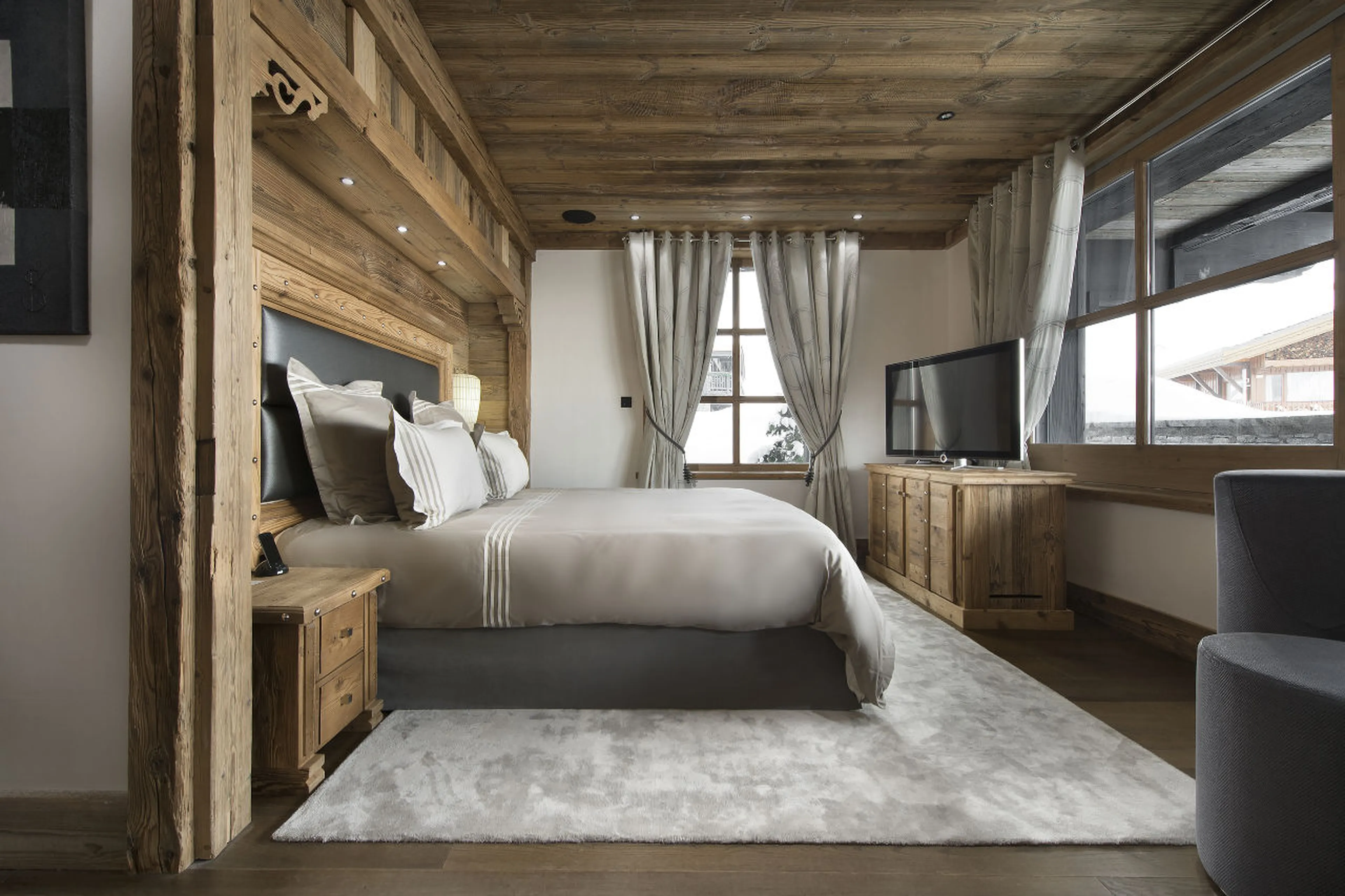 Queen size bed in double room, sofa and dressing area in Chalet Art in Courchevel 1850