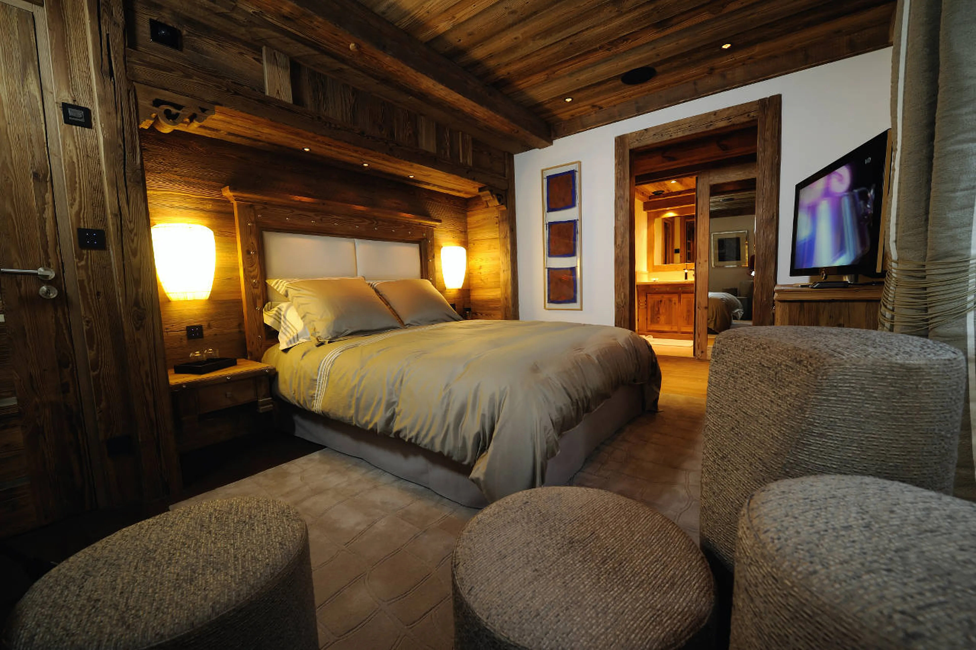 Double bedroom with queen size bed in Chalet Art in Courchevel 1850