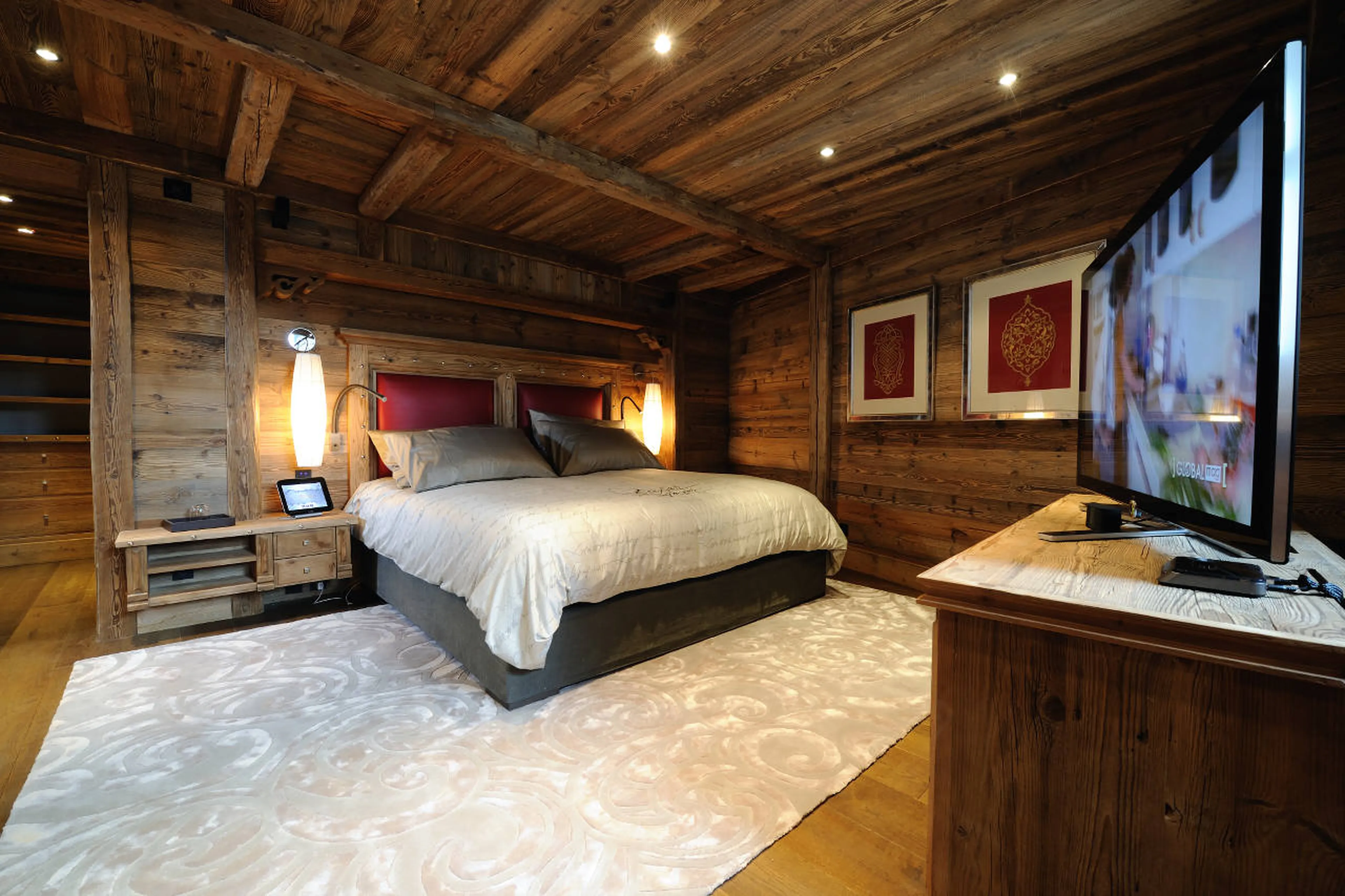 Bedroom with dressing area and queen size bed in Chalet Art in Courchevel 1850