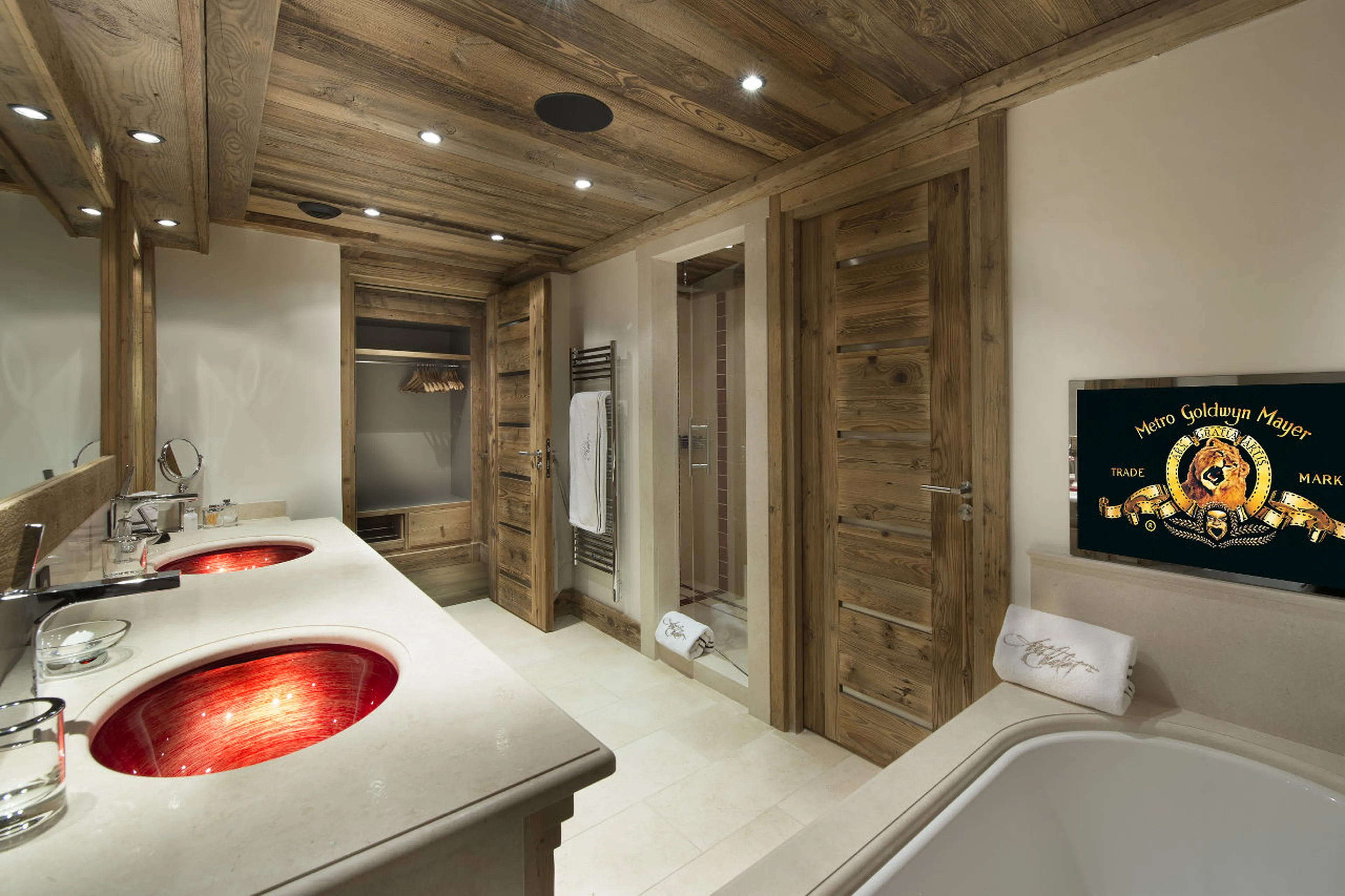 Double basin in fully equipped bathroom of Chalet Art in Courchevel 1850
