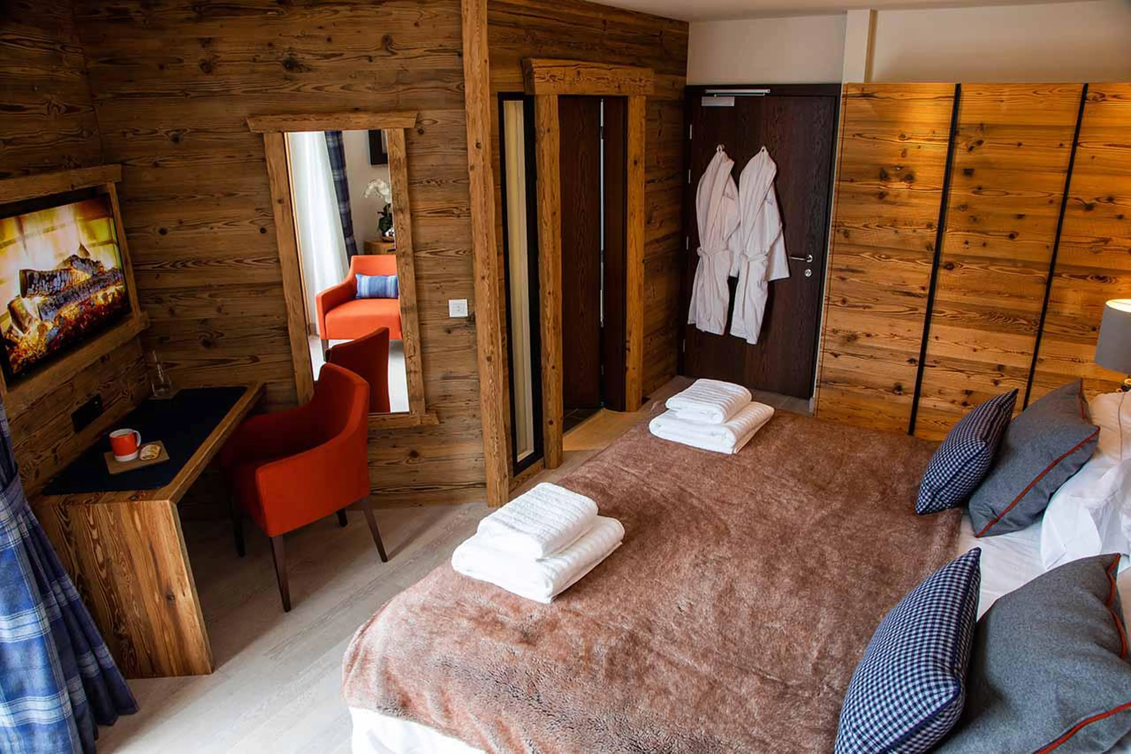 Desk in bedroom of Chalet Artemis in St Anton