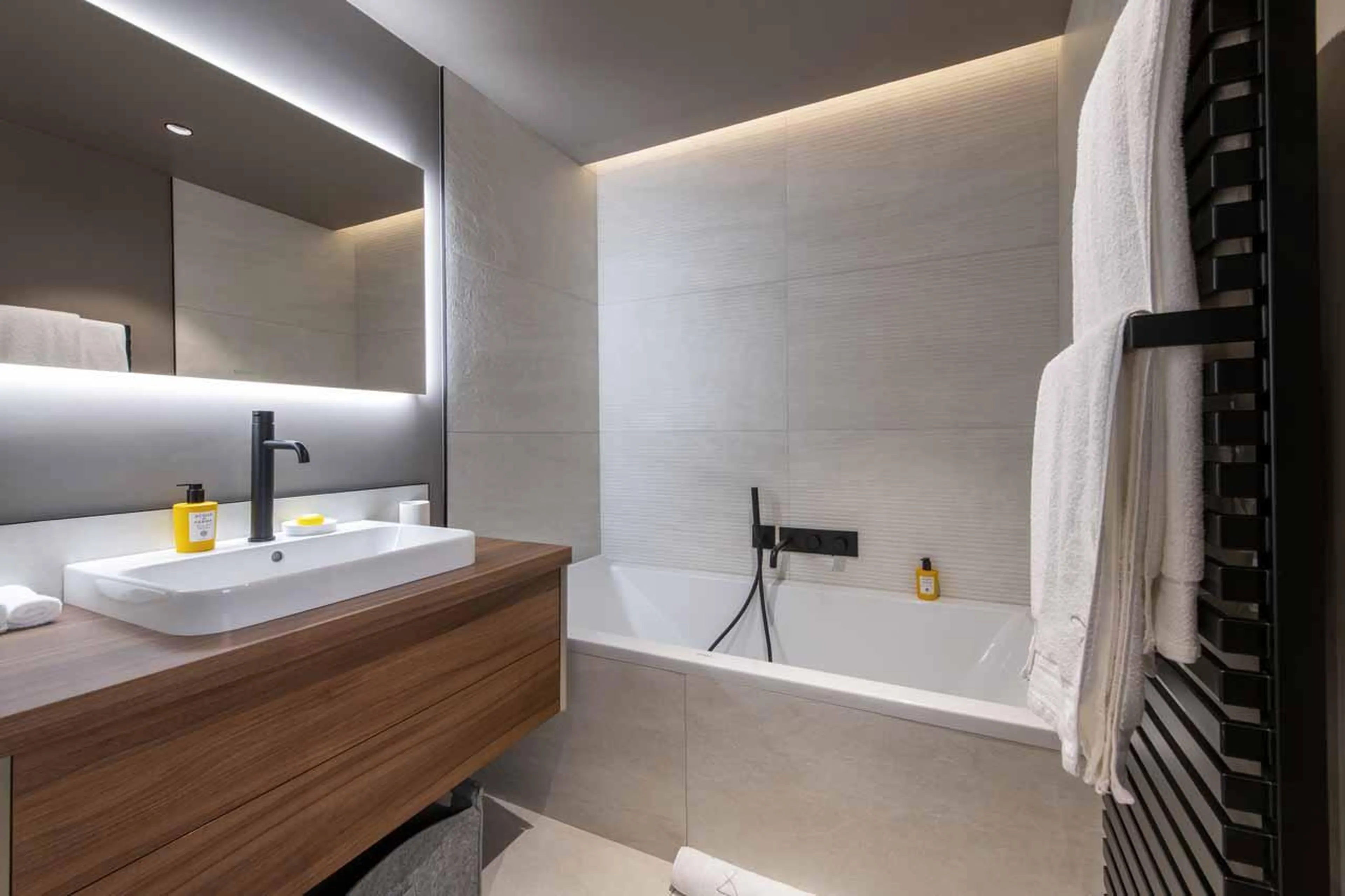 En-suite bathroom with bathtub and basin in Chalet Ascension, Courchevel 1650