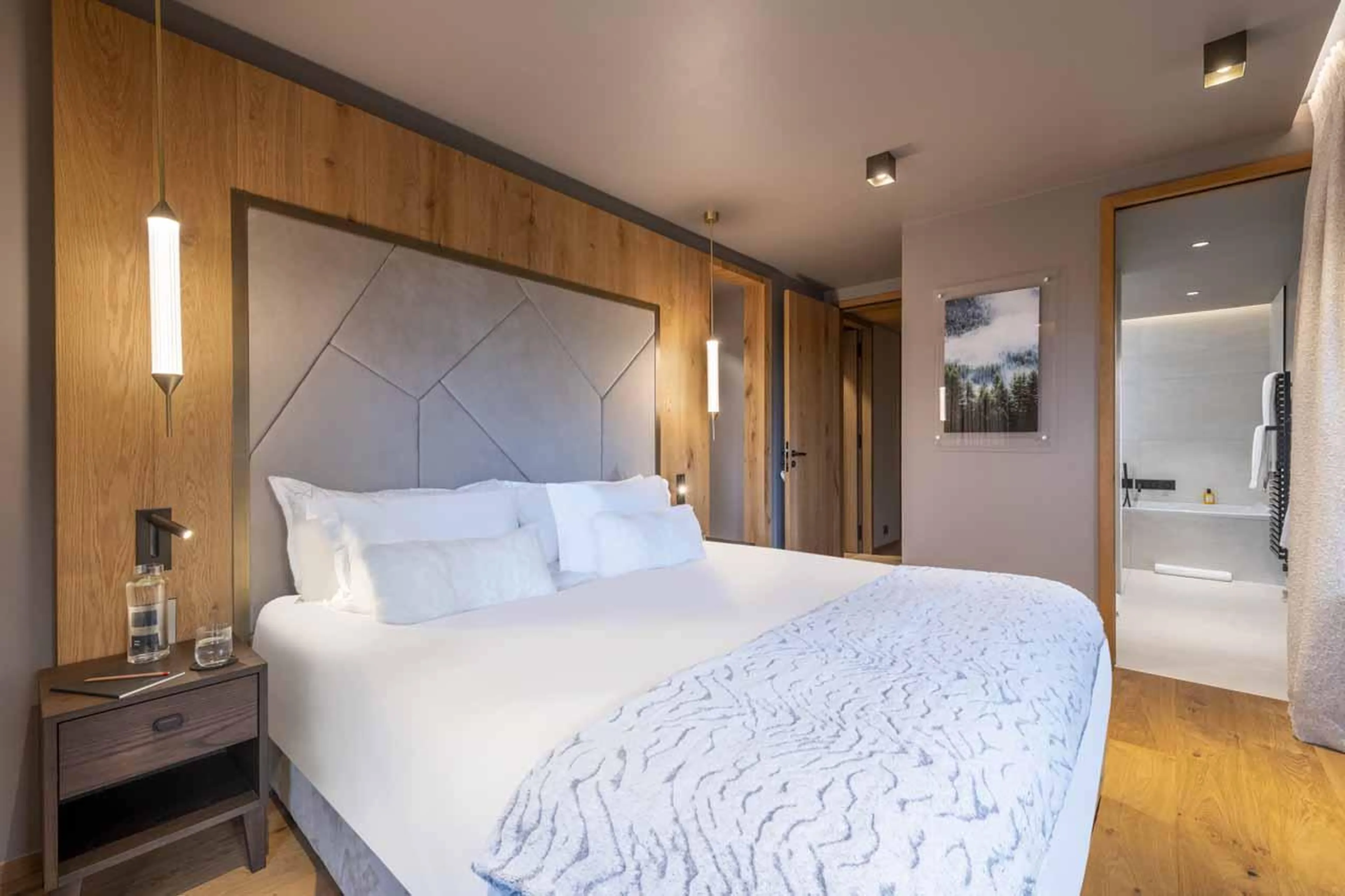 Double bedroom with en-suite in Chalet Ascension, Courchevel 1650