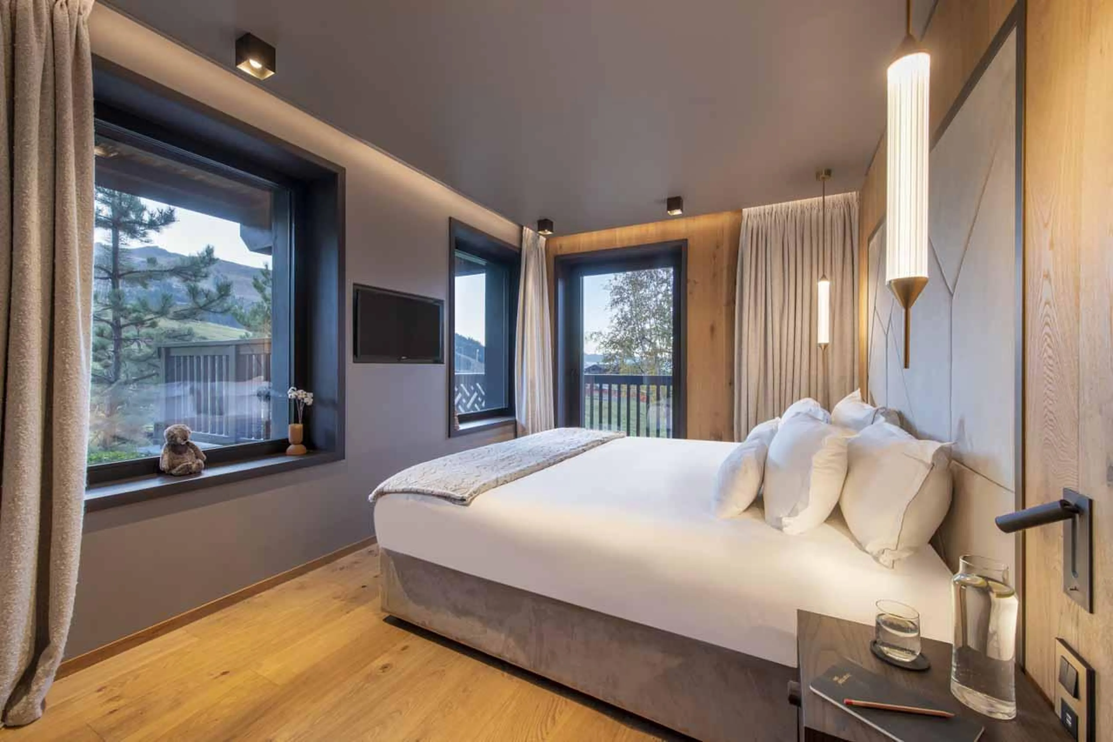Double bedroom with access to balcony and TV in Chalet Ascension, Courchevel 1650