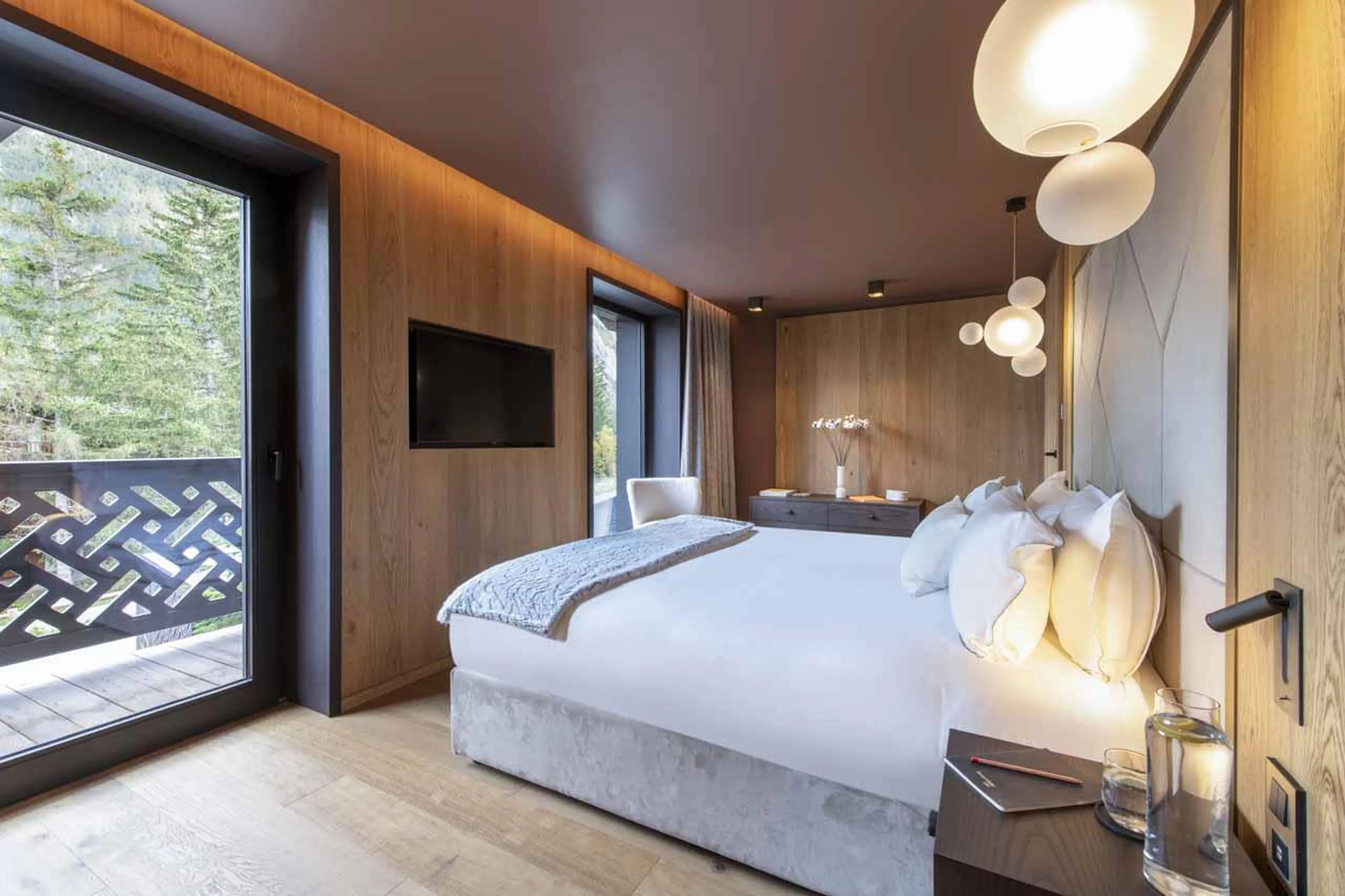 Double bedroom with access to balcony and TV in Chalet Ascension, Courchevel 1650