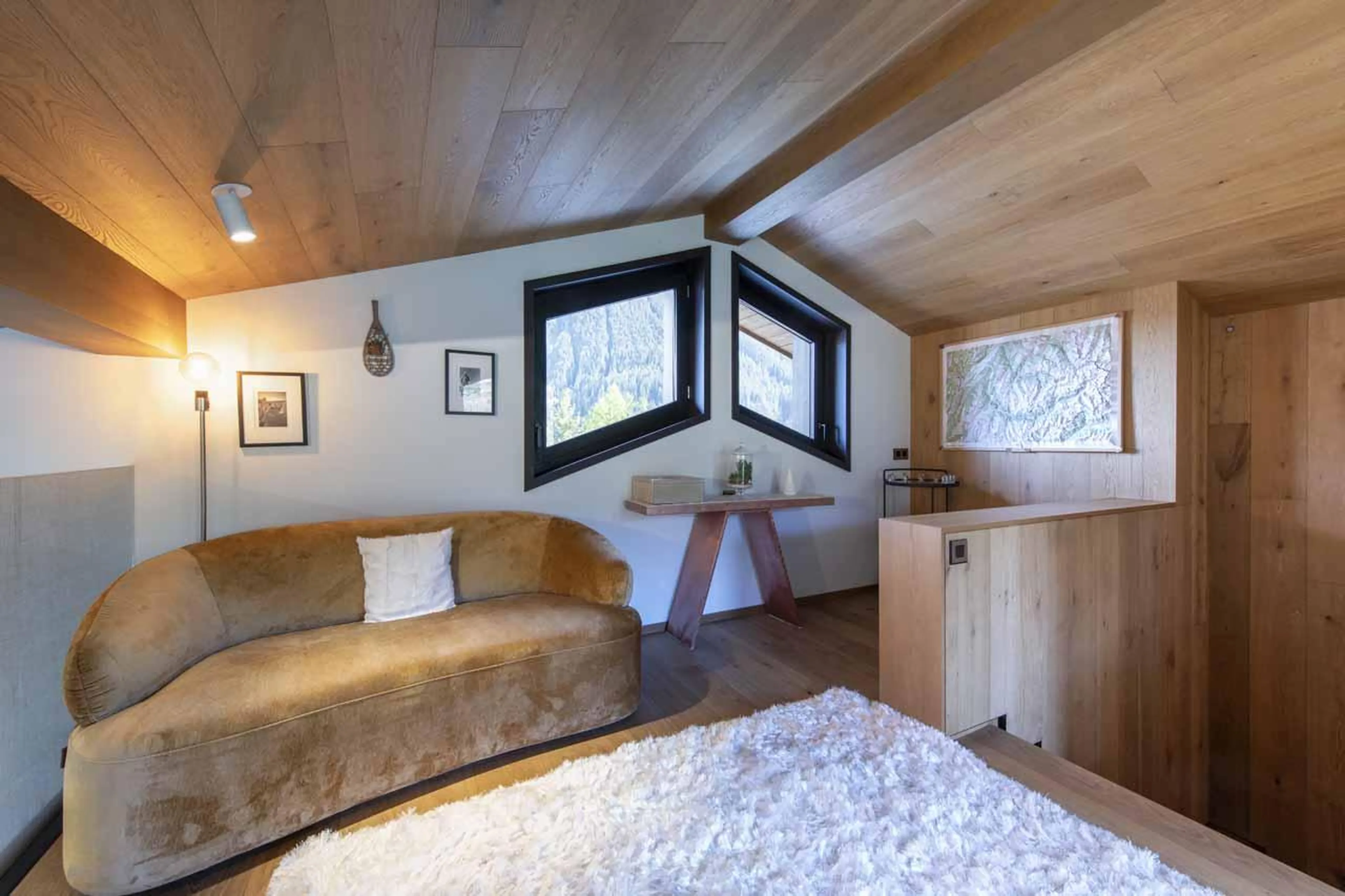 Reading area with sofa in Chalet Ascension, Courchevel 1650