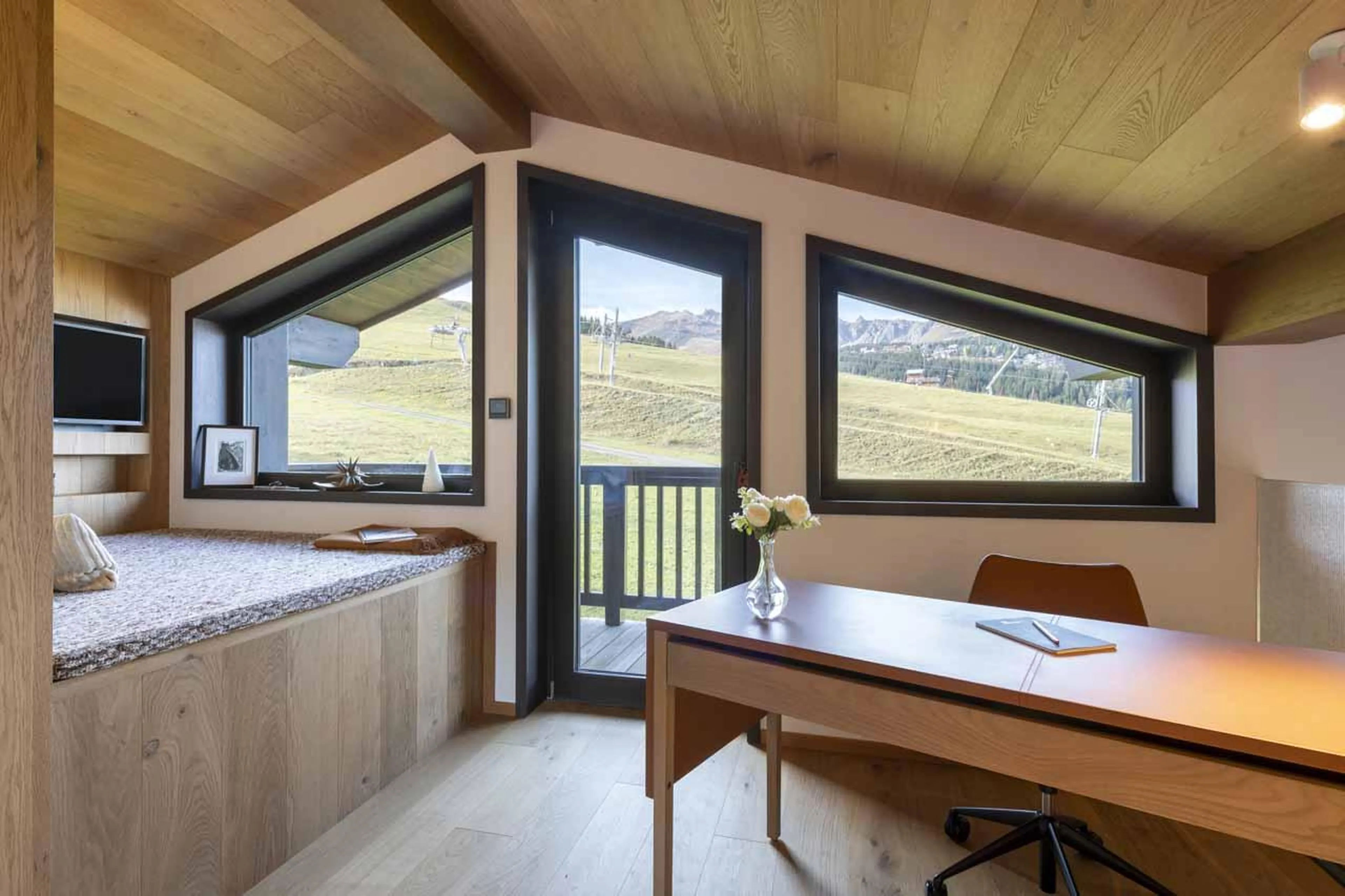 Cosy office nook with day bed in Chalet Ascension, Courchevel 1650