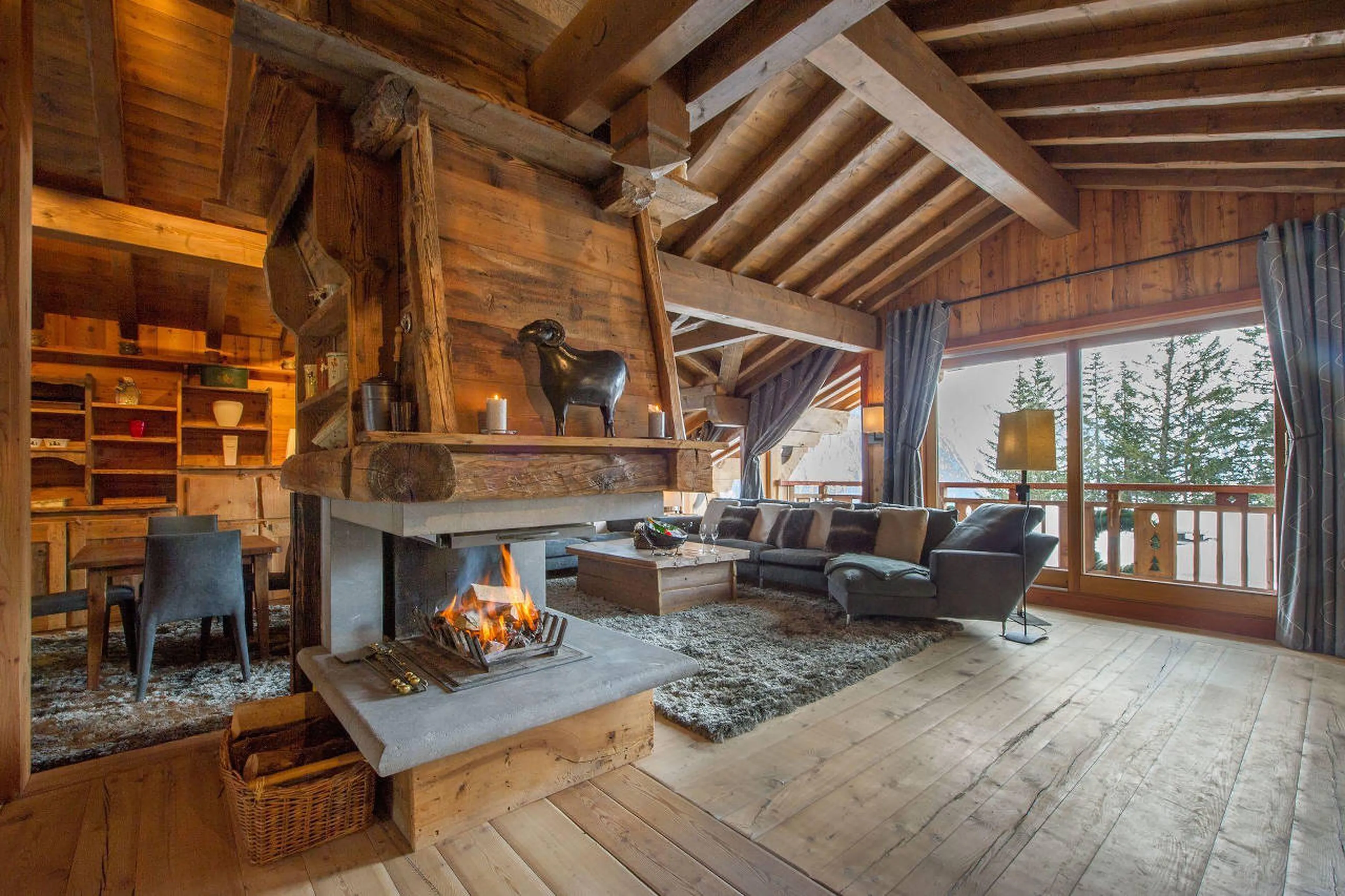 Living area with central fireplace to enhance homely atmosphere in Chalet Aspen in Courchevel 1850