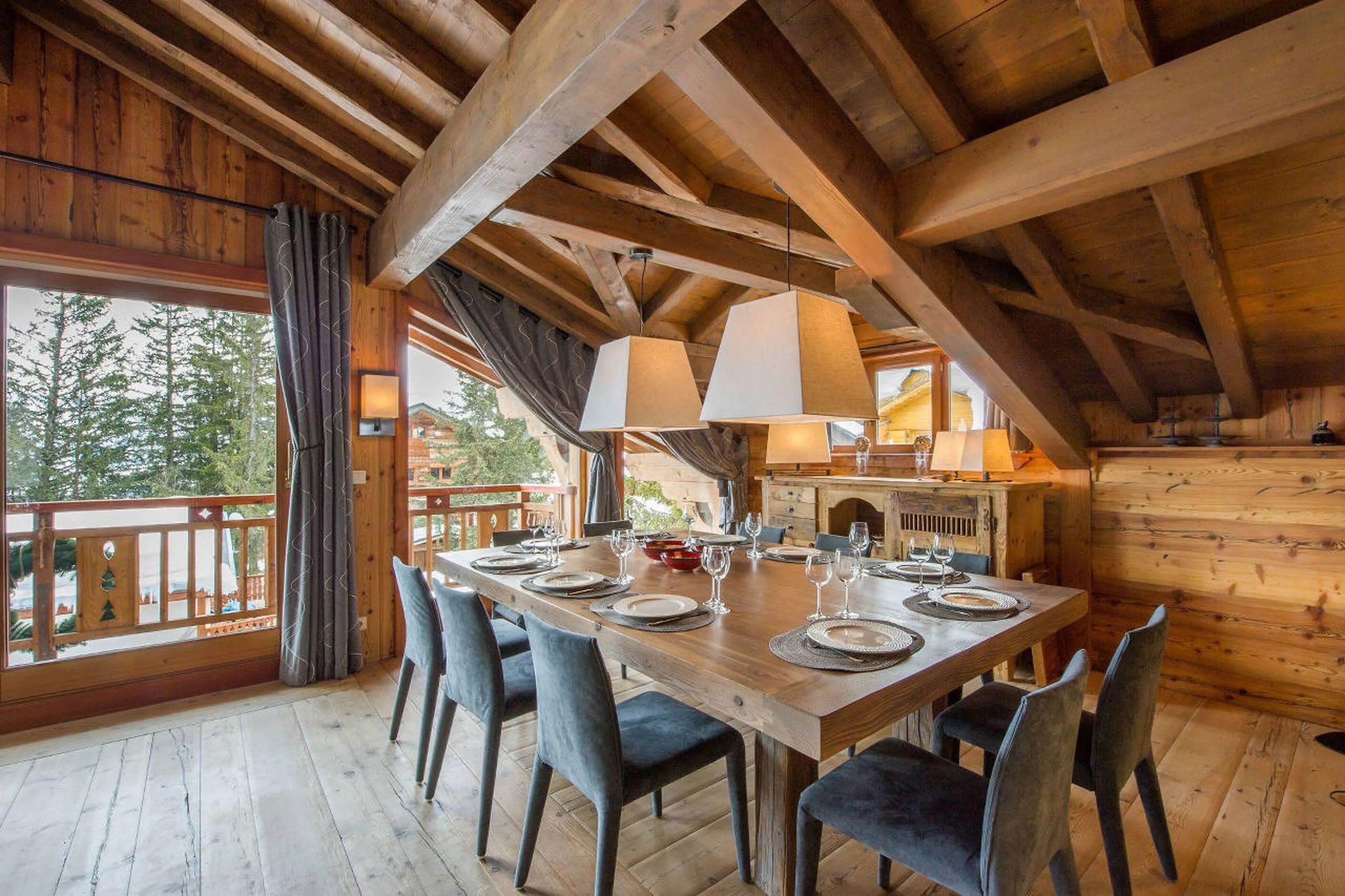 Dining table for ten to enjoy delicious meals in Chalet Aspen in Courchevel 1850