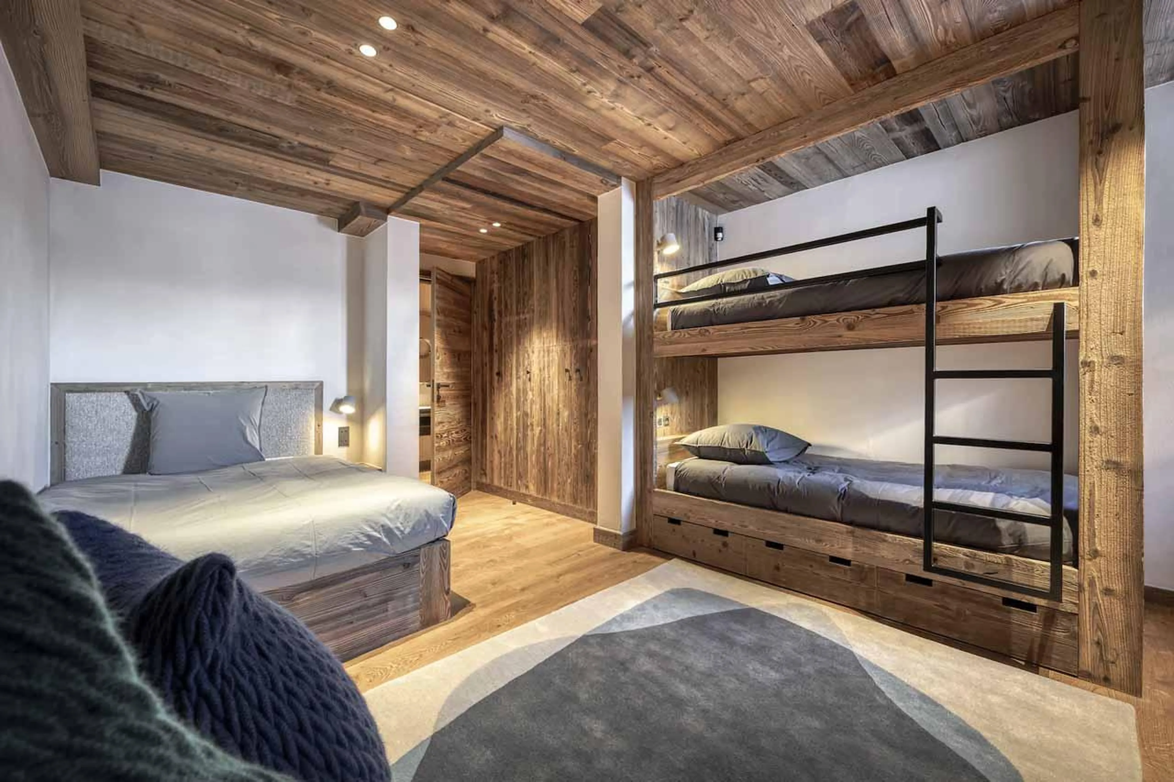 Children's bedroom with double bed and bunk beds in Chalet Aspen, Megeve
