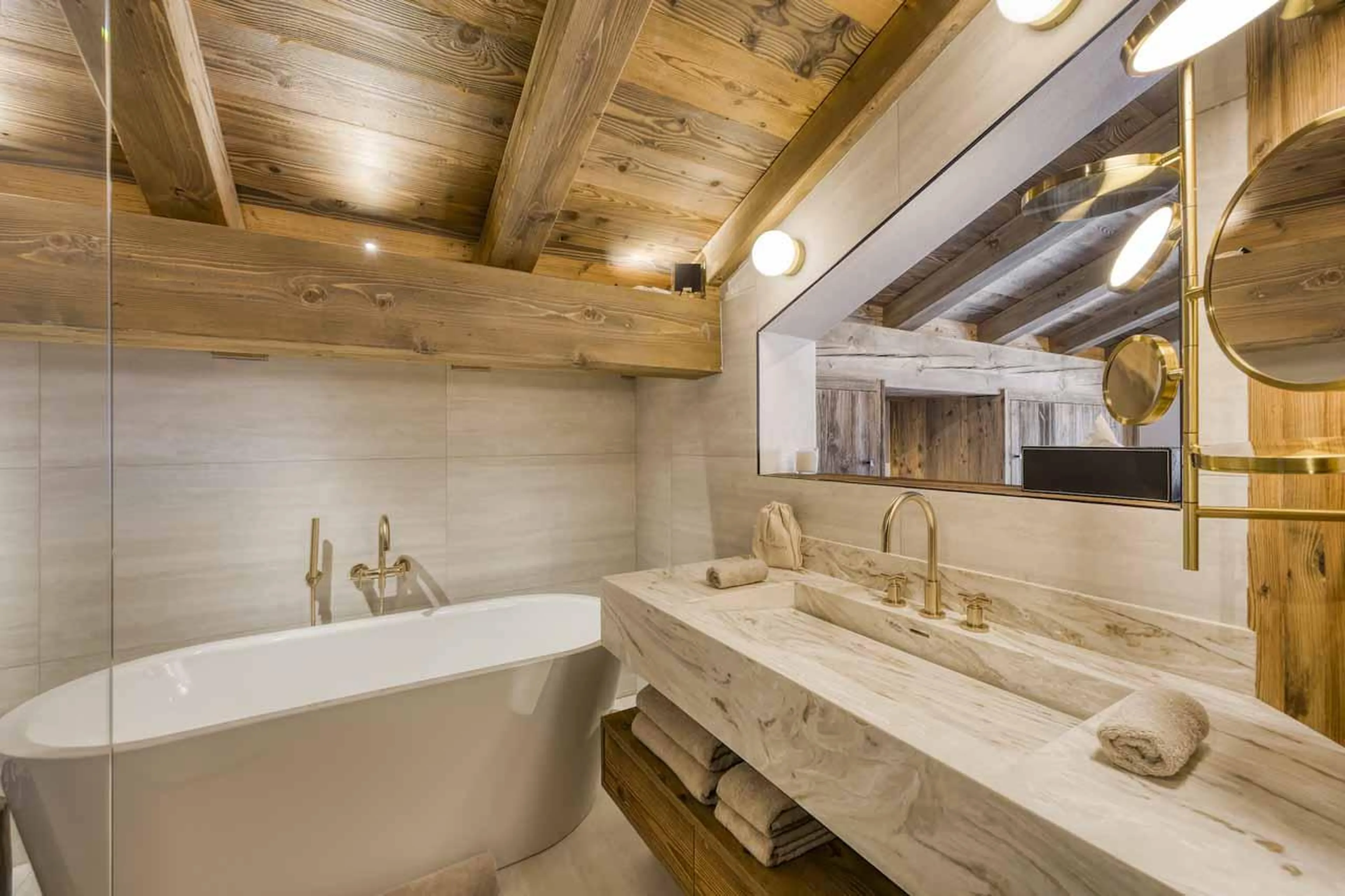 Bath and basin in Chalet Aspen, Megeve