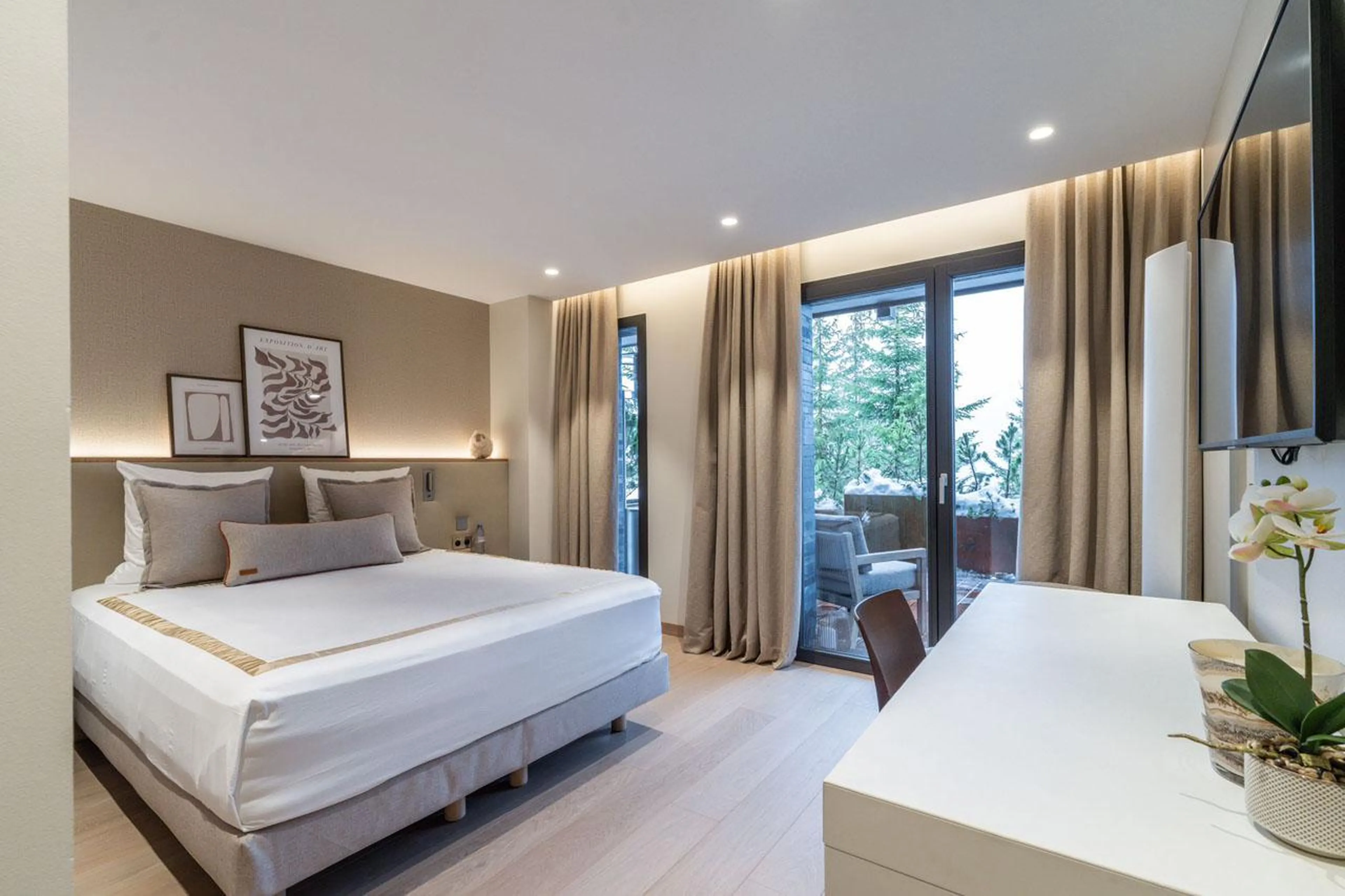 Double bedroom with TV at Chalet B in Courchevel 1850