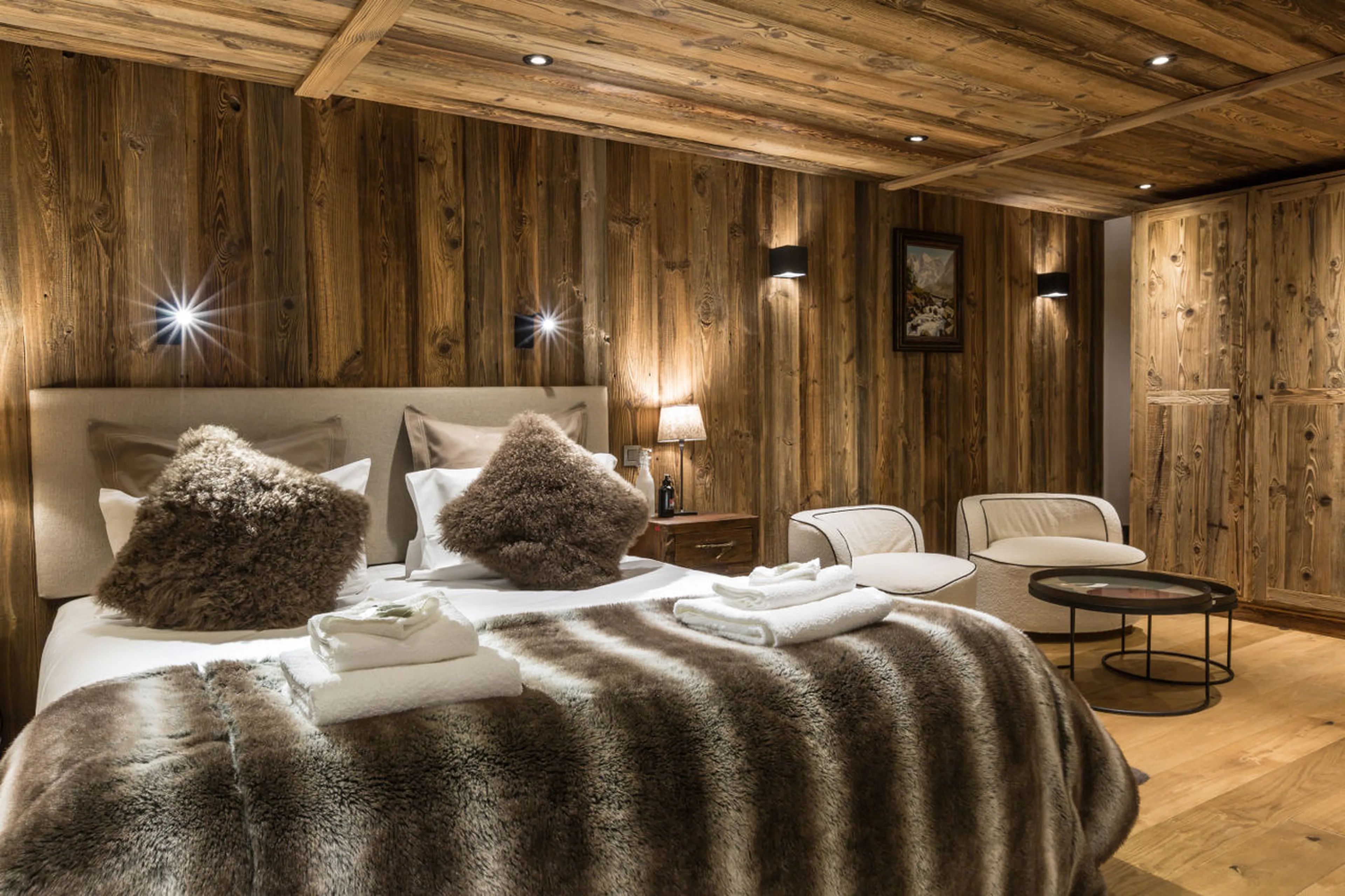 King-size bed and seating in bedroom 6 of Chalet Baloo in Chamonix