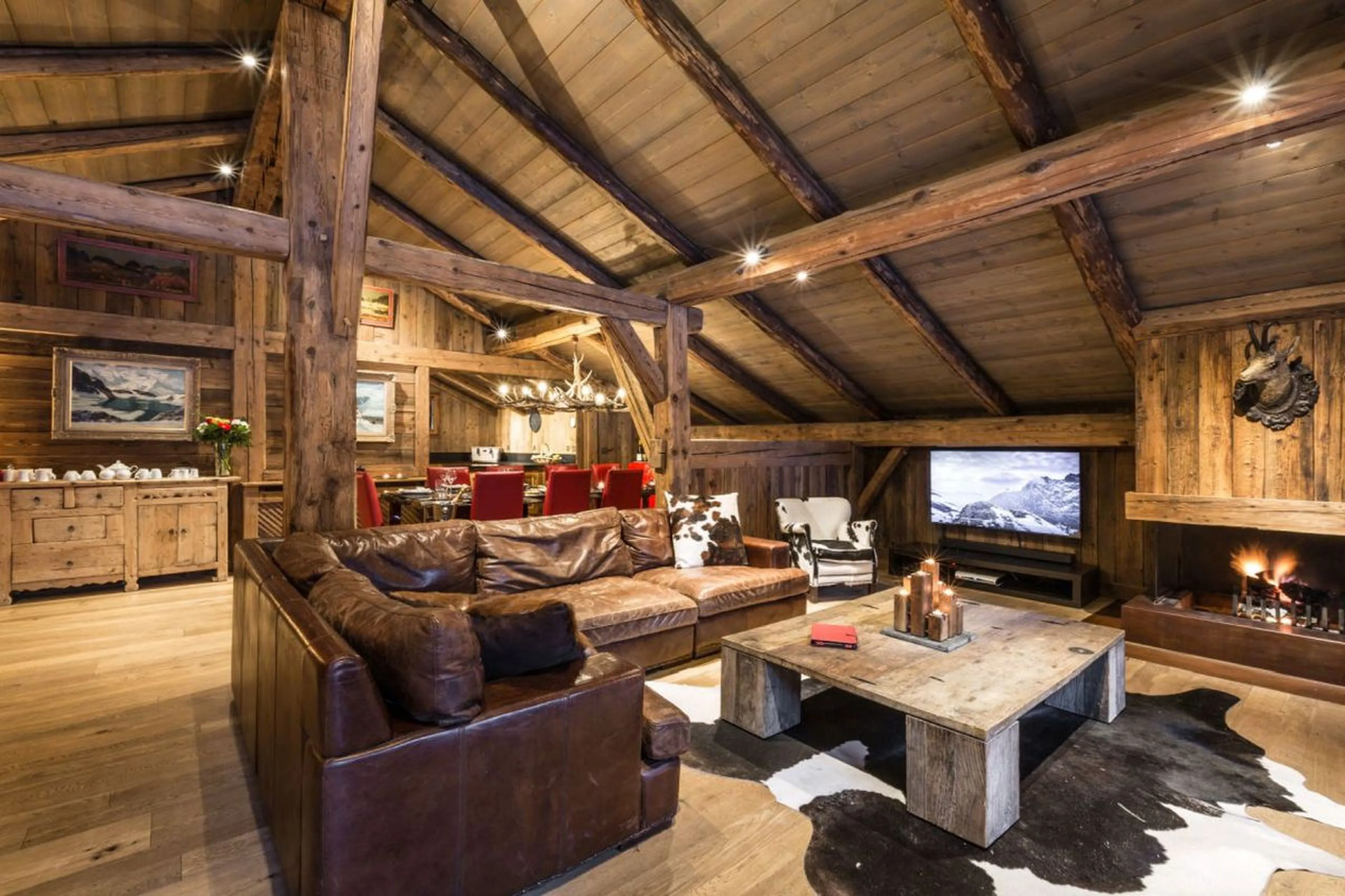 Open plan living and dining area in Chalet Baloo in Chamonix