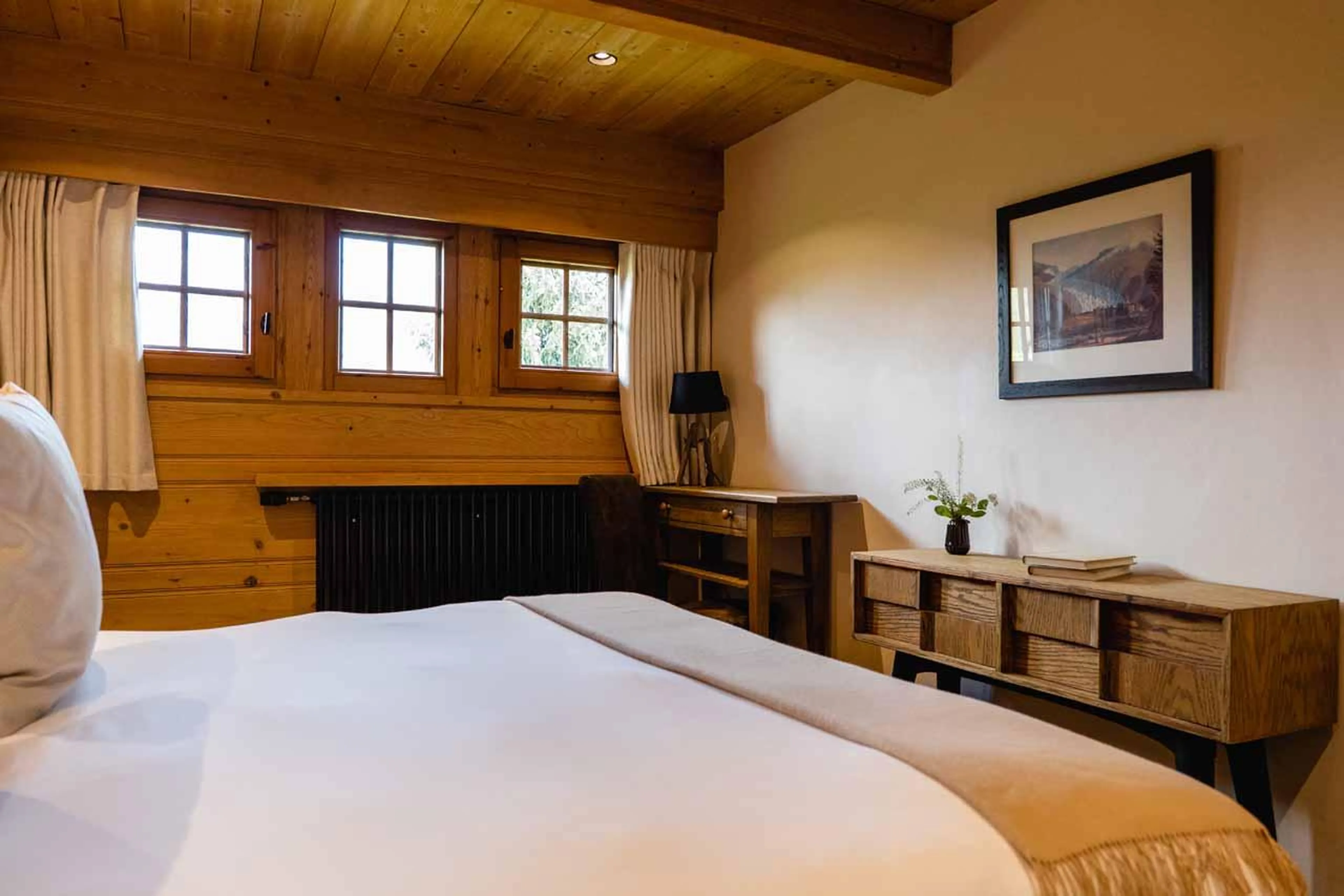 Double bedroom with windows in Chalet Baltus, Megeve