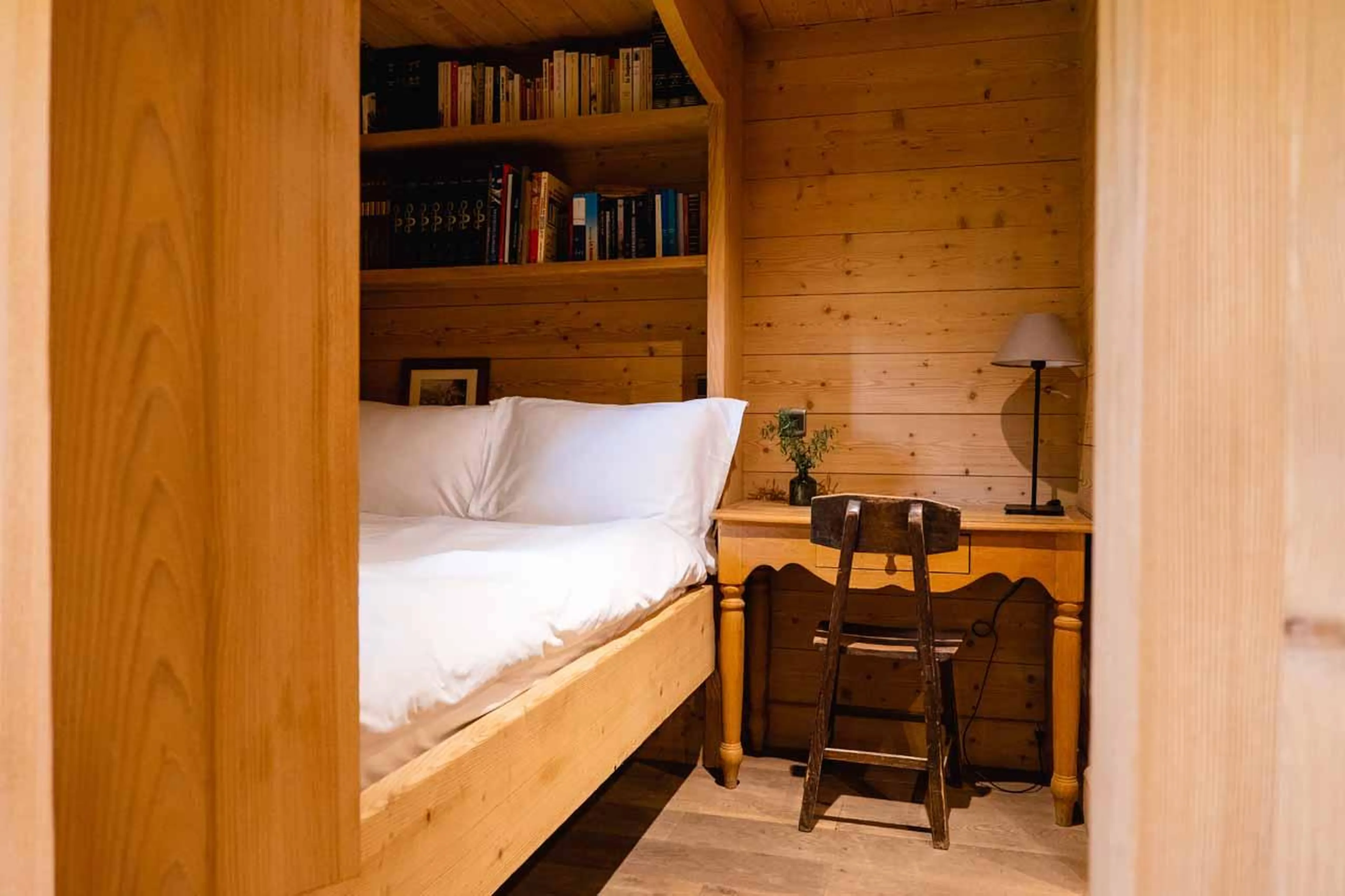 Double bed in alcove and desk in Chalet Baltus, Megeve