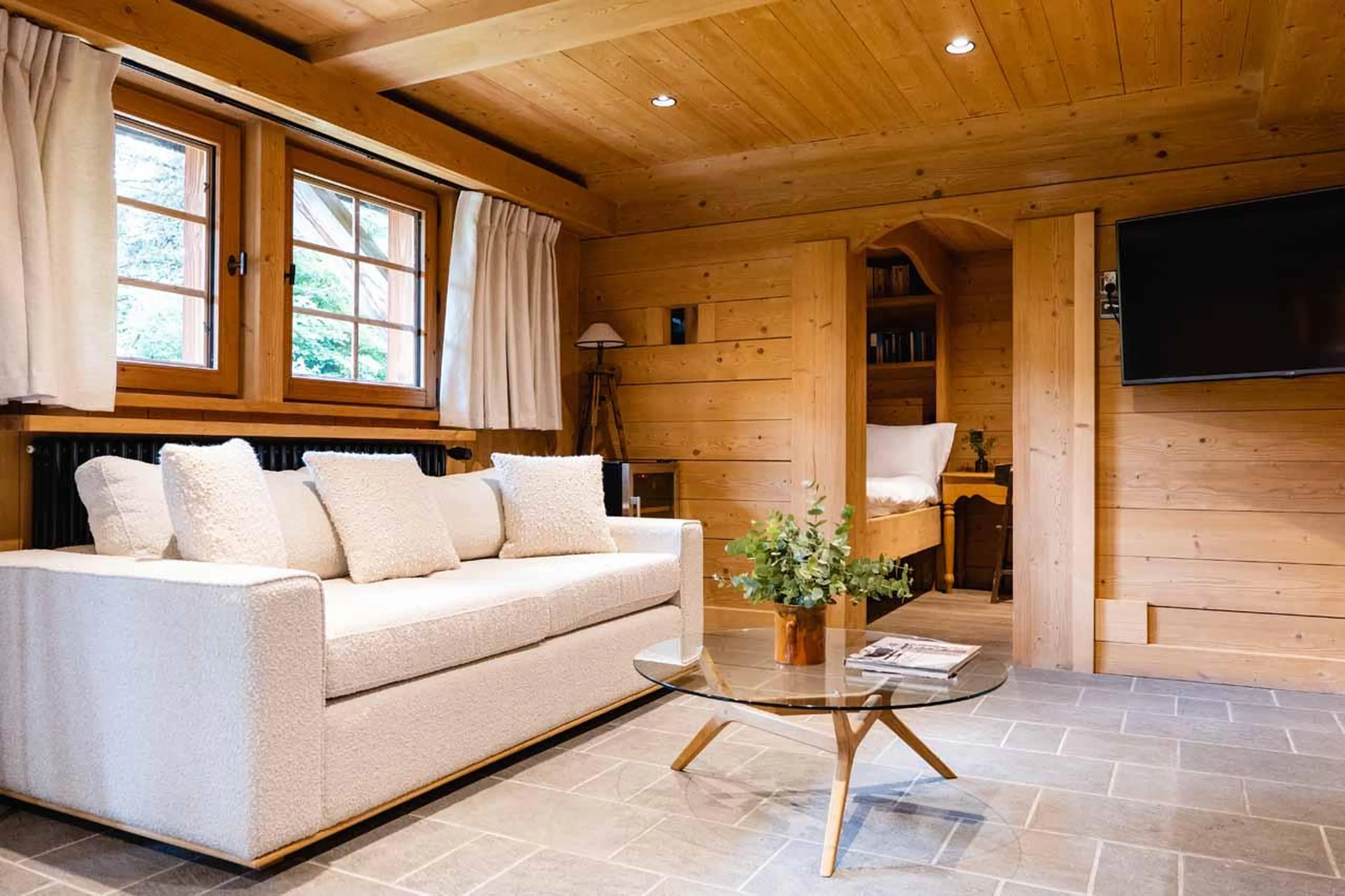 Sofa, coffee table and TV in Chalet Baltus, Megeve