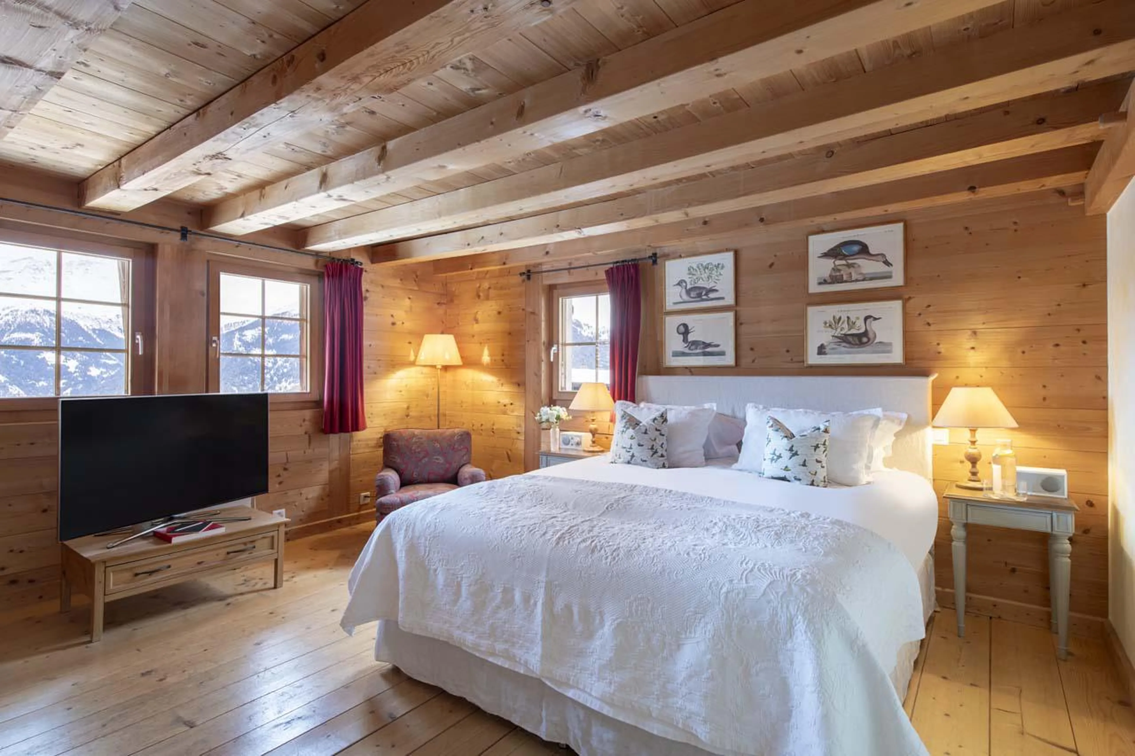 Double bedroom with TV and en-suite bathroom at Chalet Bavaria in Verbier