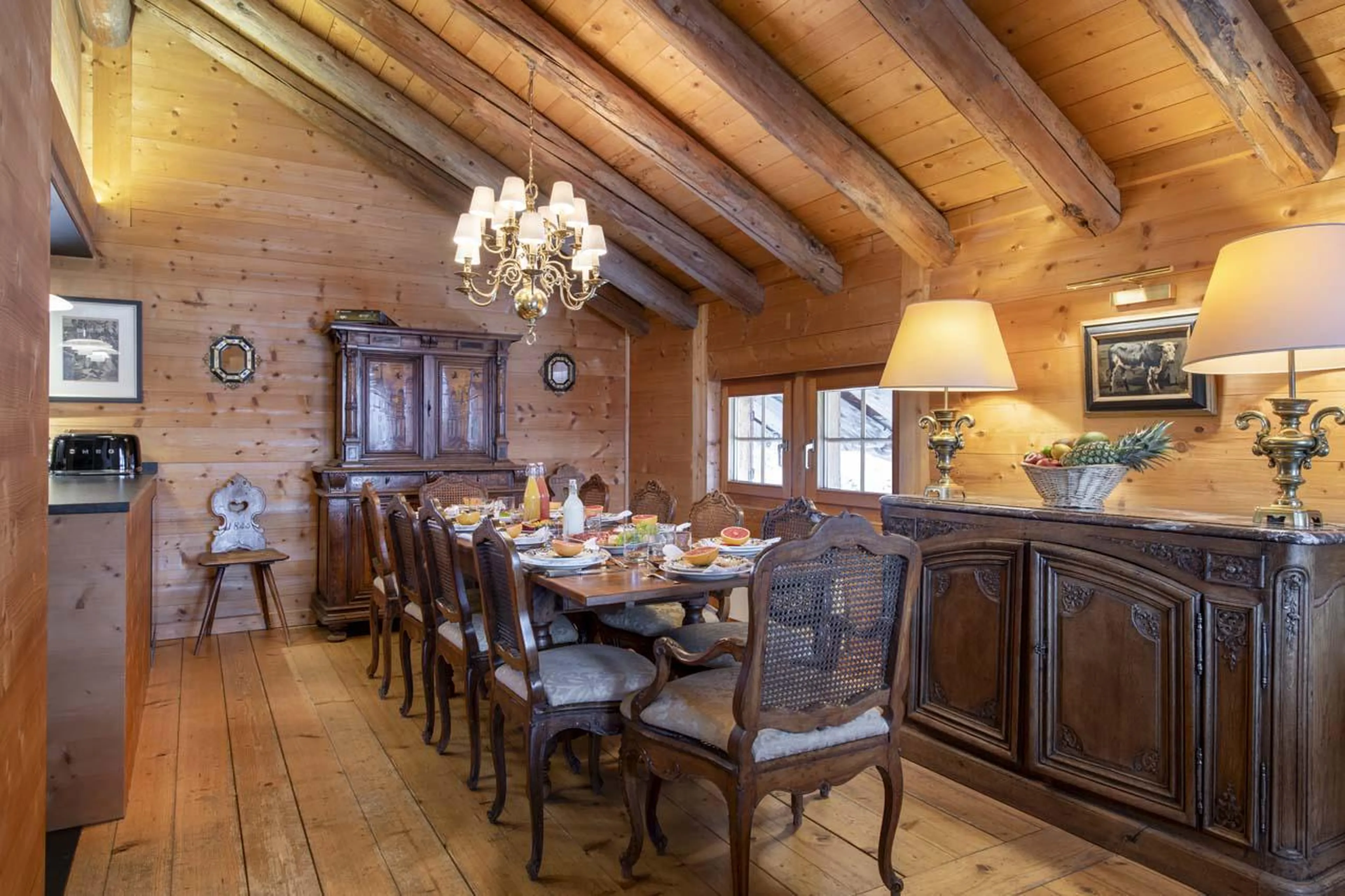 Dining table accommodating 10 guests at Chalet Bavaria in Verbier