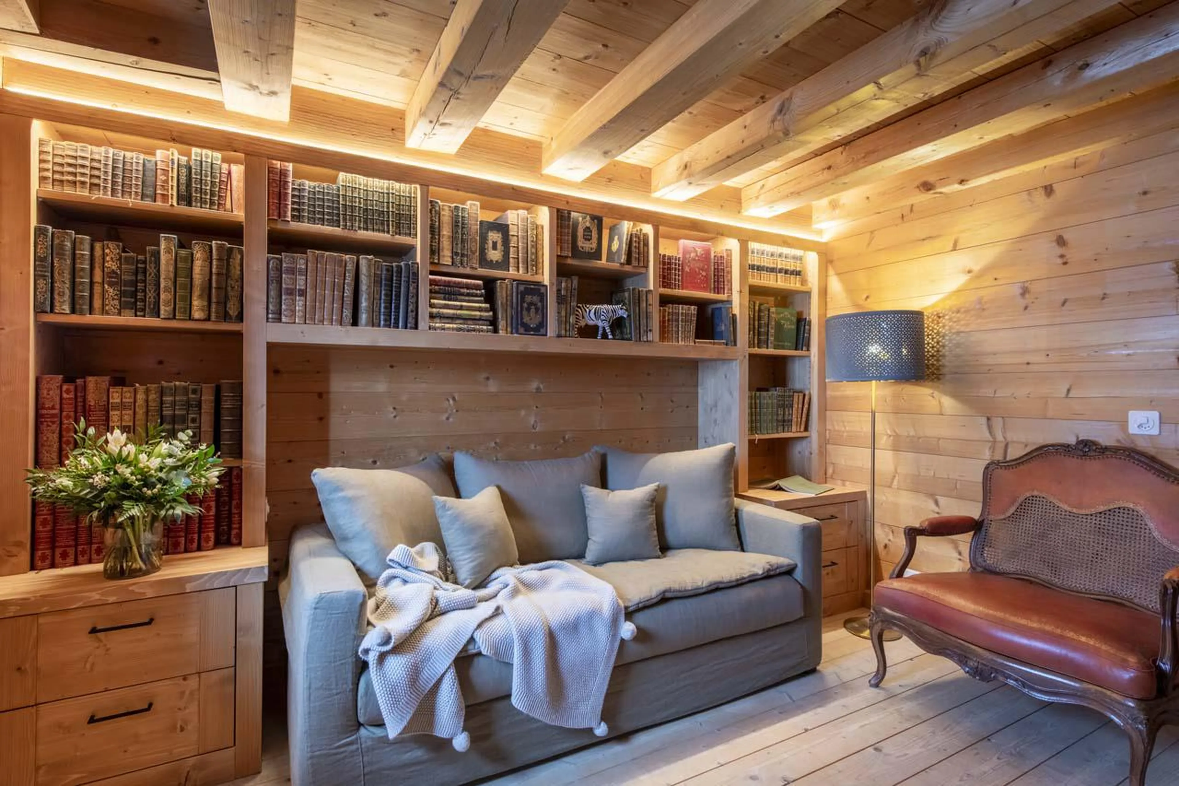 TV snug with comfortable sofa and plenty of books at Chalet Bavaria in Verbier