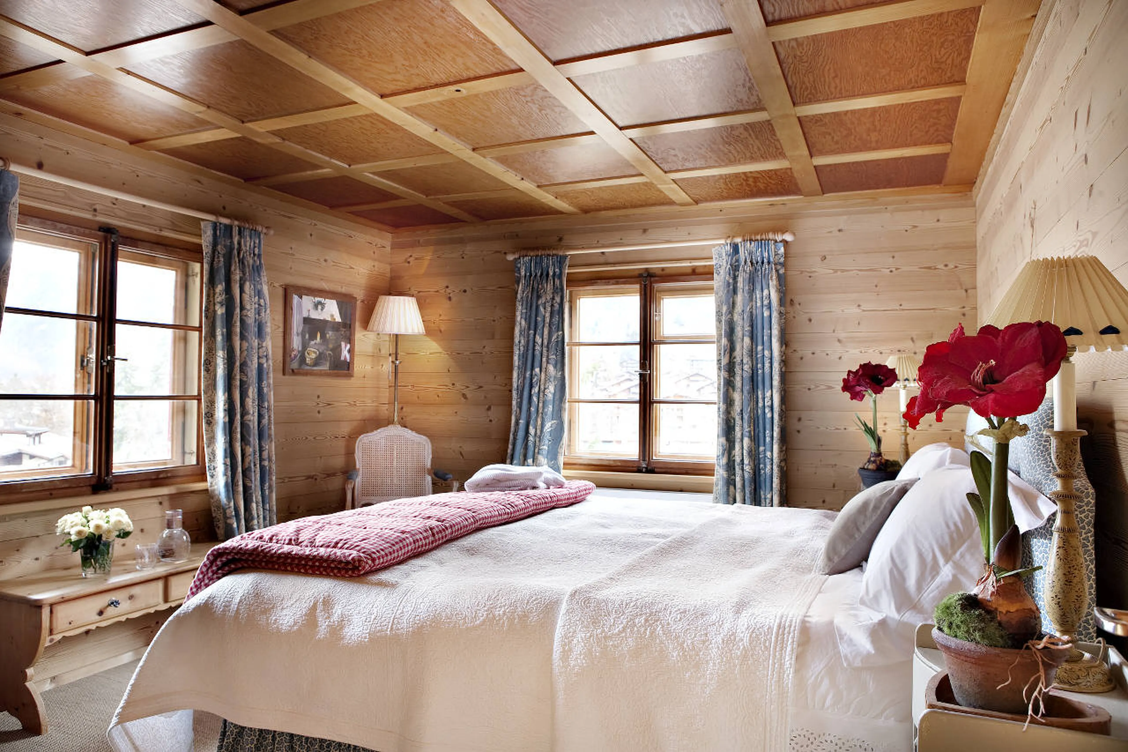 Double/twin bedroom with en-suite bathroom in Chalet Bear in Klosters