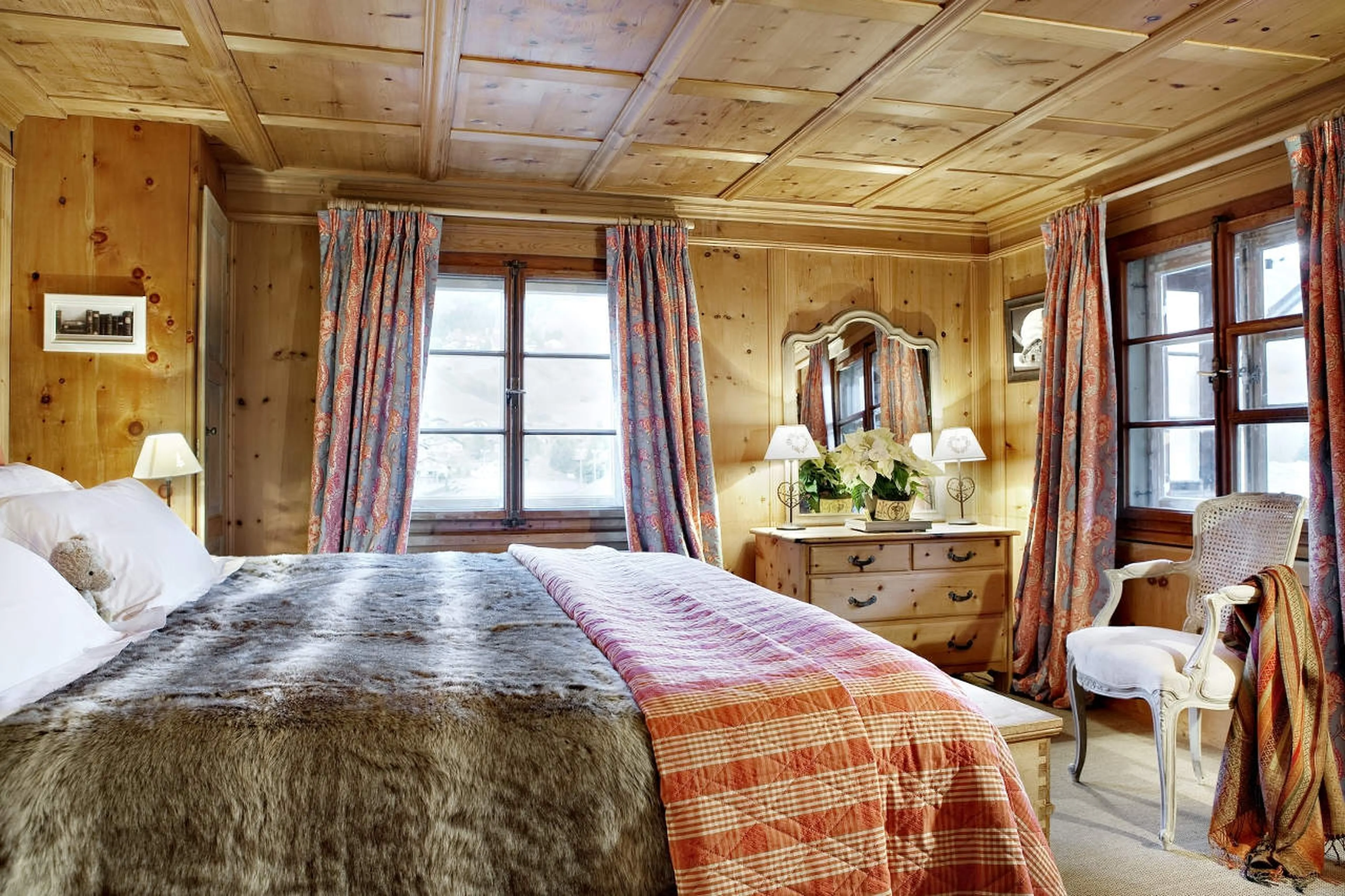Bedroom with double/twin bed and separate private bathroom in Chalet Bear in Klosters