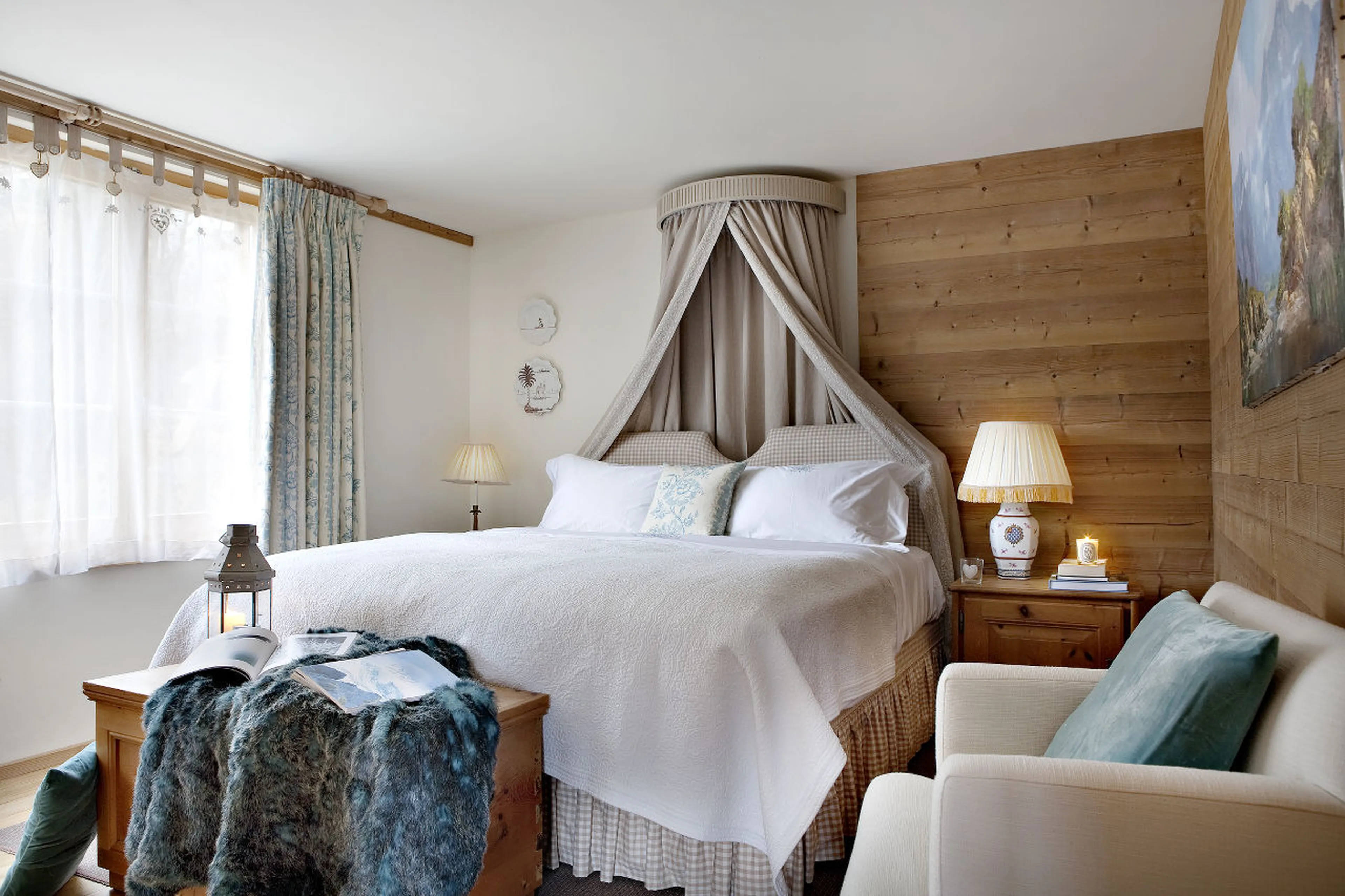 Double/twin bedroom with en-suite bathroom in Chalet Bear in Klosters