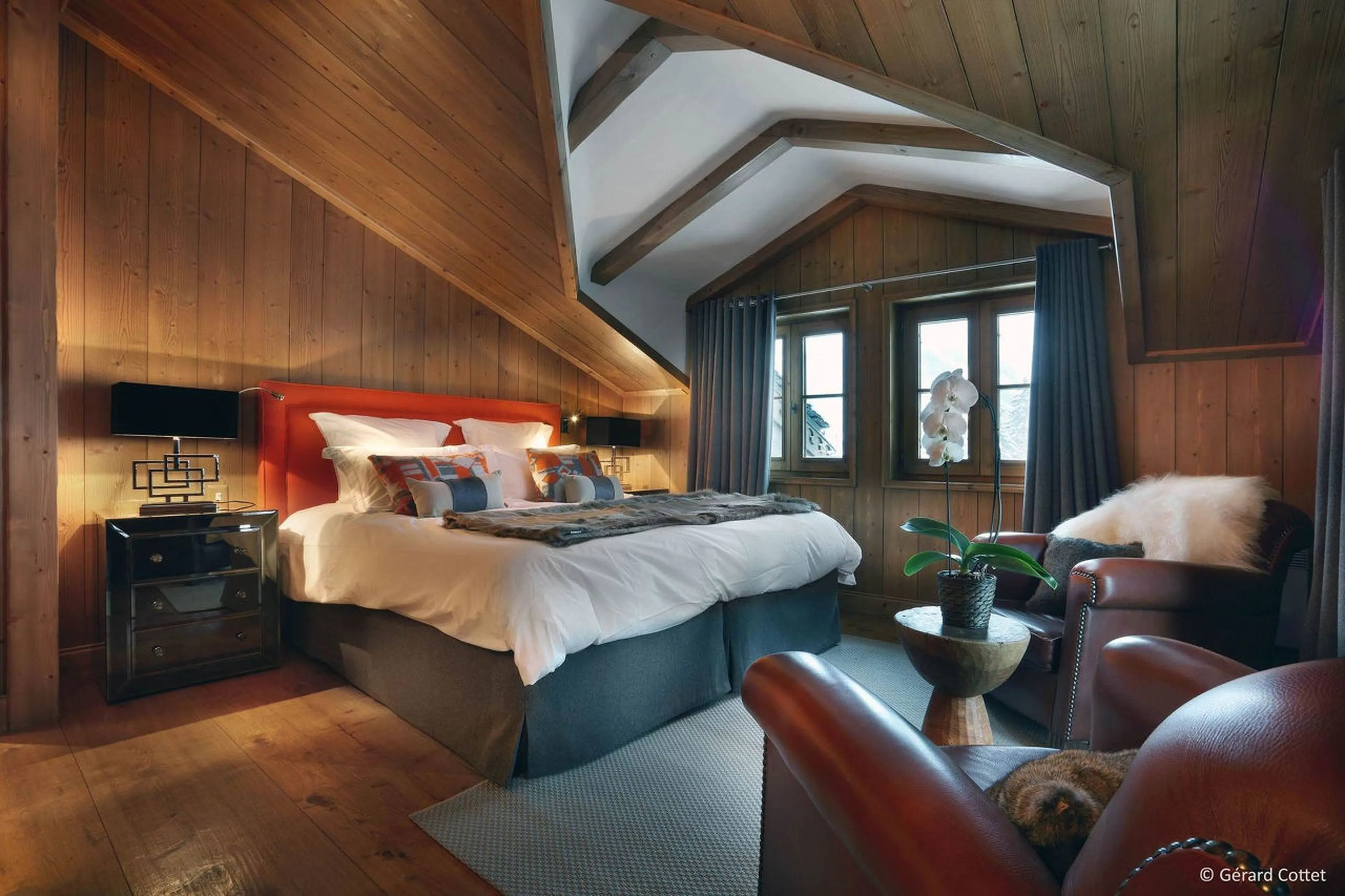 Double/twin bedroom with en-suite bathroom and dressing area in Chalet Beaumont in Courchevel 1650