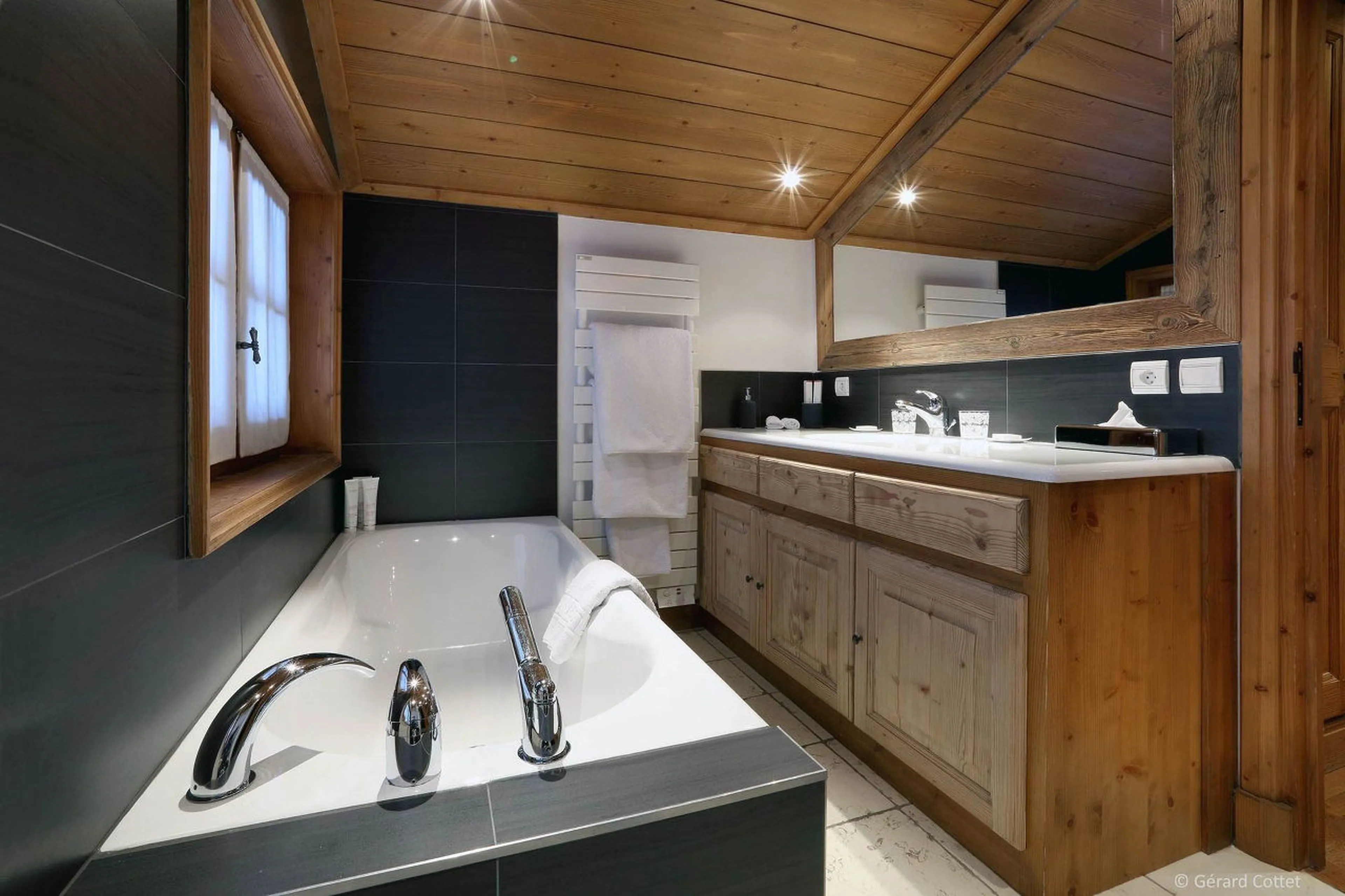 En-suite bathroom with bath and shower in Chalet Baumont in Courchevel 1650