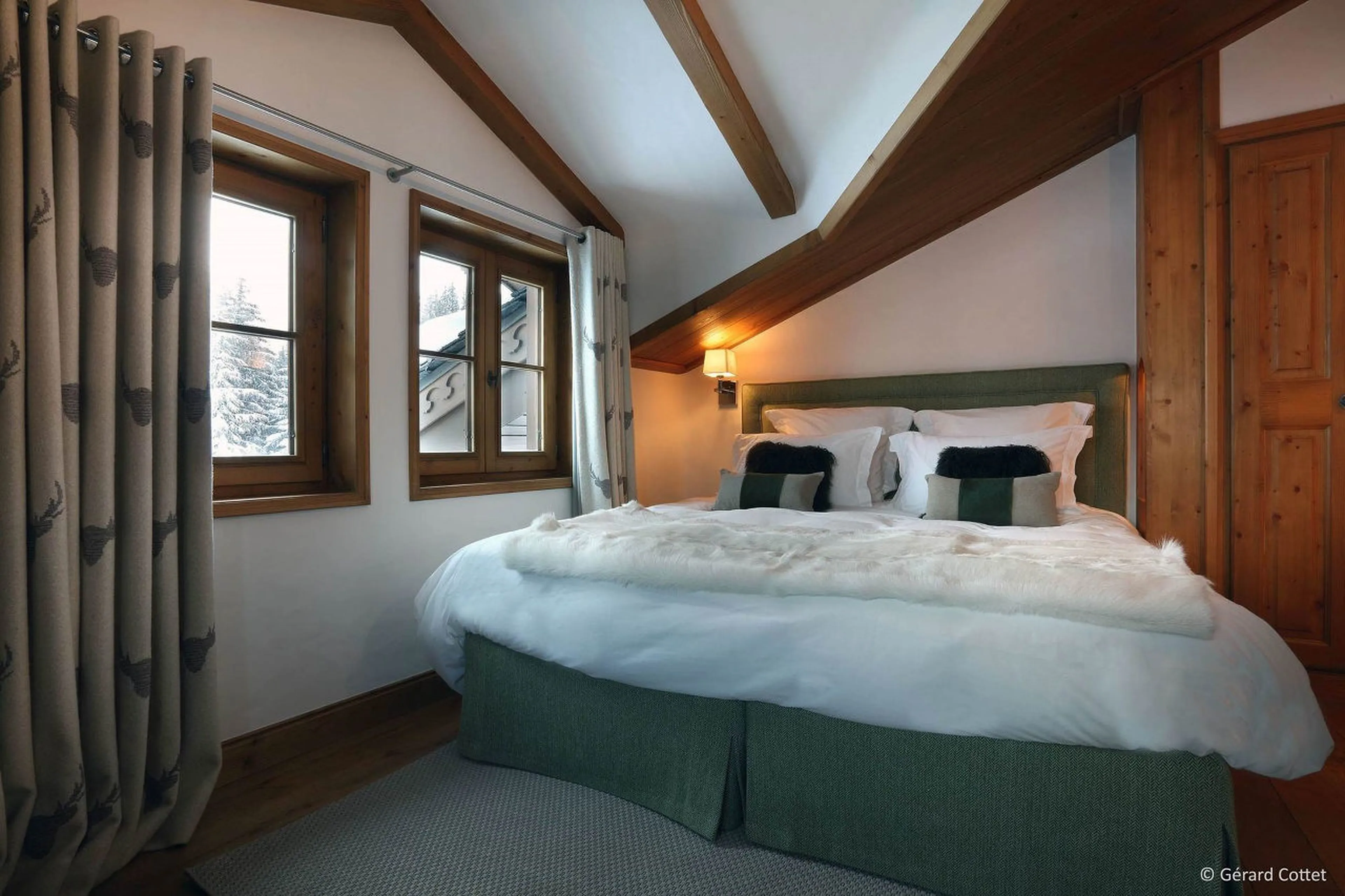 Double/twin bedroom with en-suite bathroom in Chalet Beaumont in Courchevel 1650