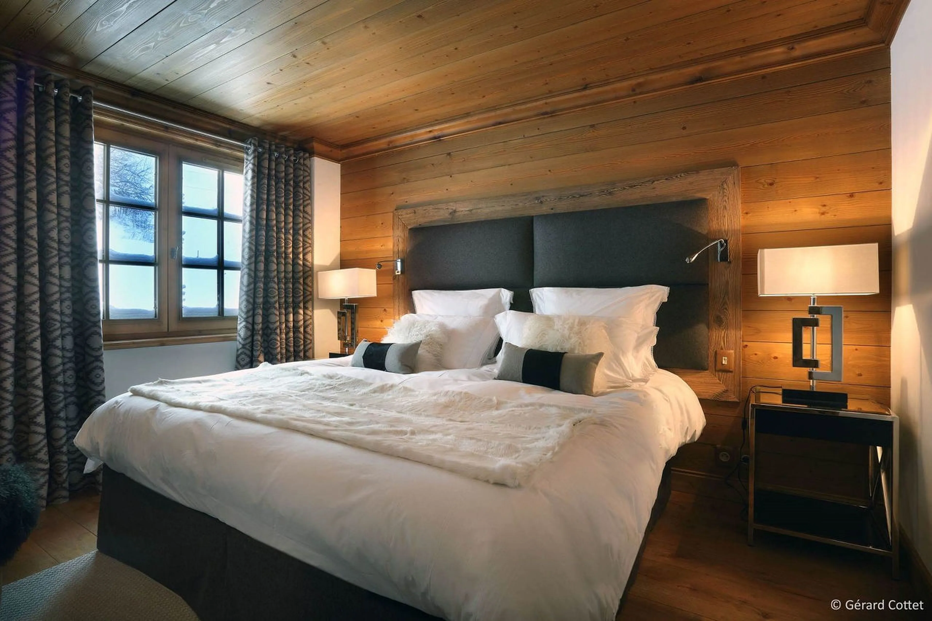 Twin/double bedroom with en-suite bathroom in Chalet Beaumont in Courchevel 1650