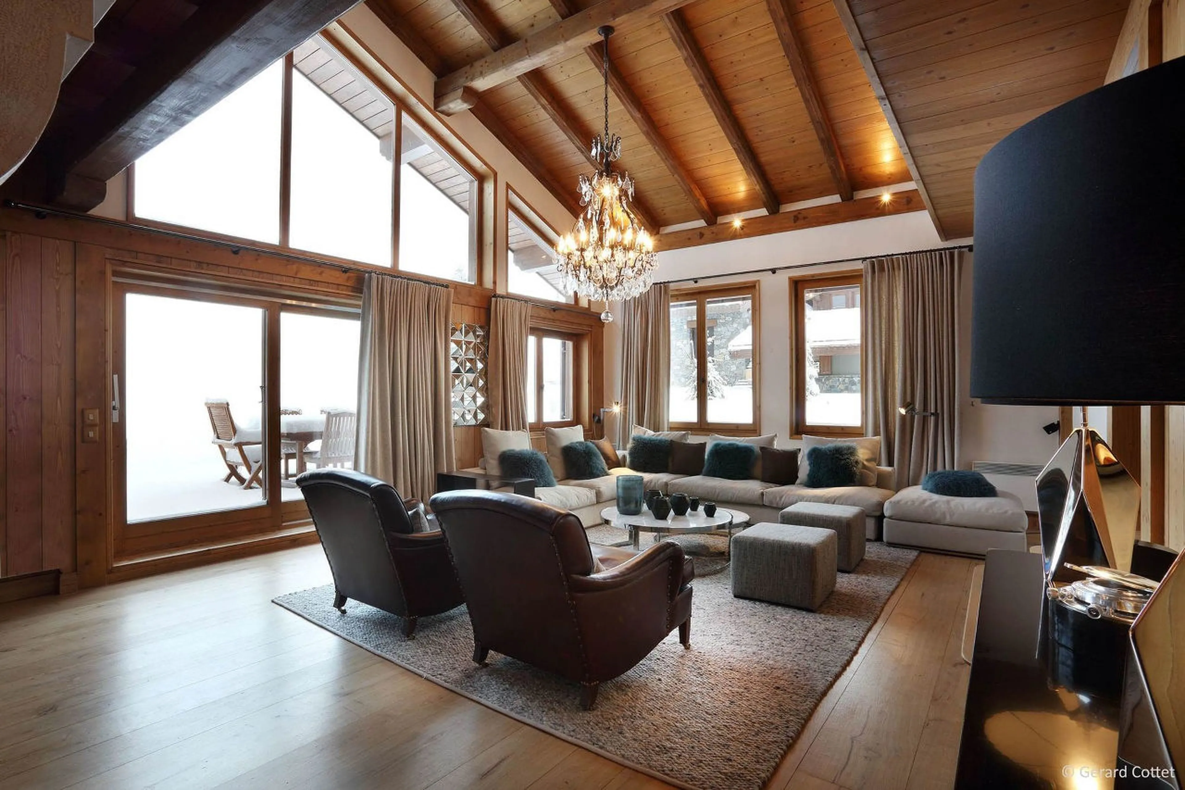 Living room with vaulted ceiling in Chalet Beaumont in Courchevel 1650