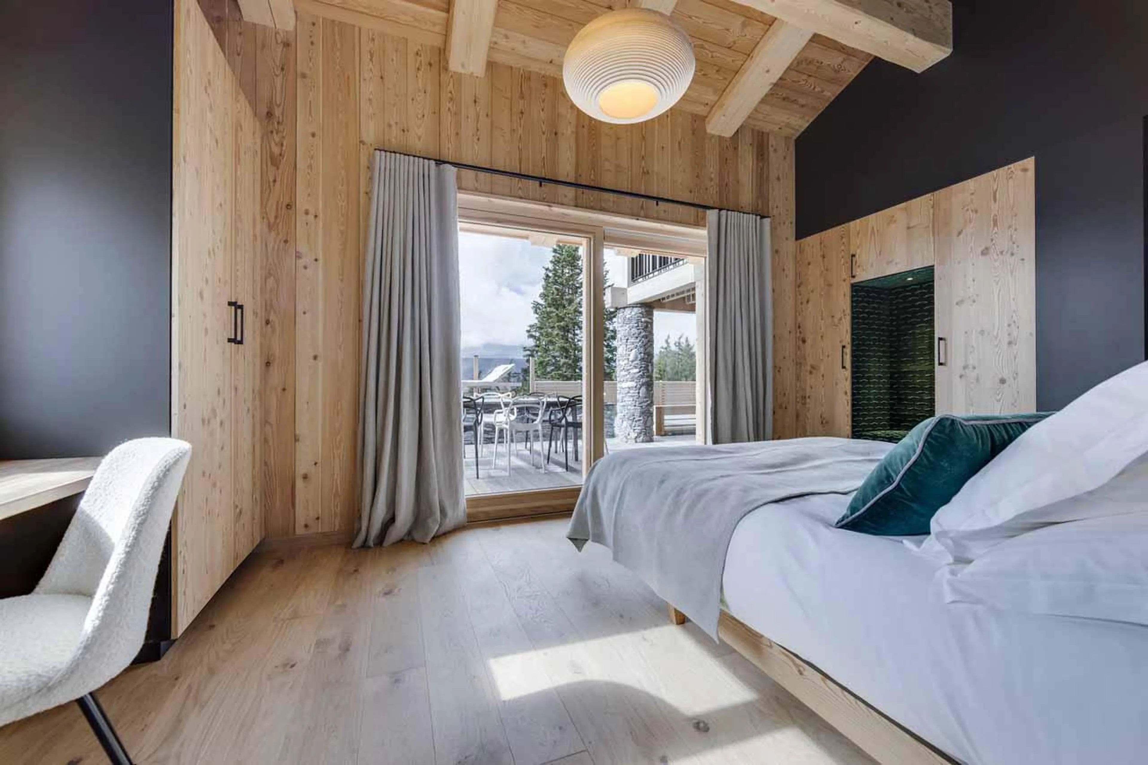 Double bedroom with en-suite shower room in Bela Vya 1, Les Arcs