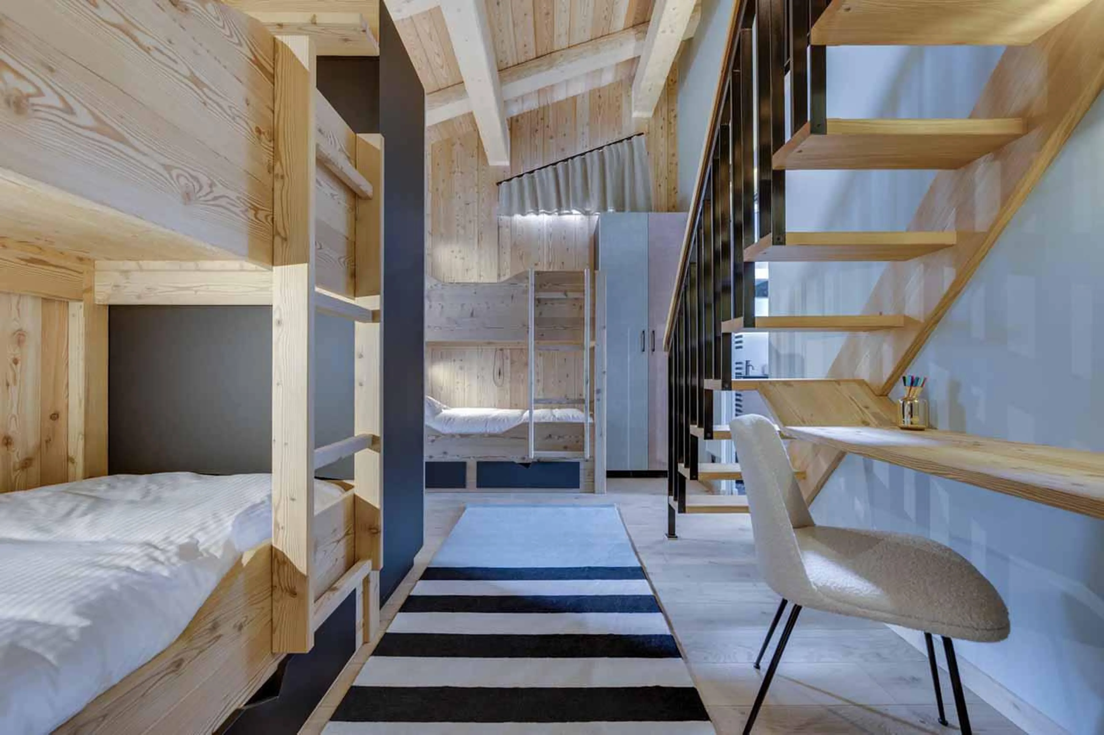 Bunk room with desk in Bela Vya 1, Les Arcs