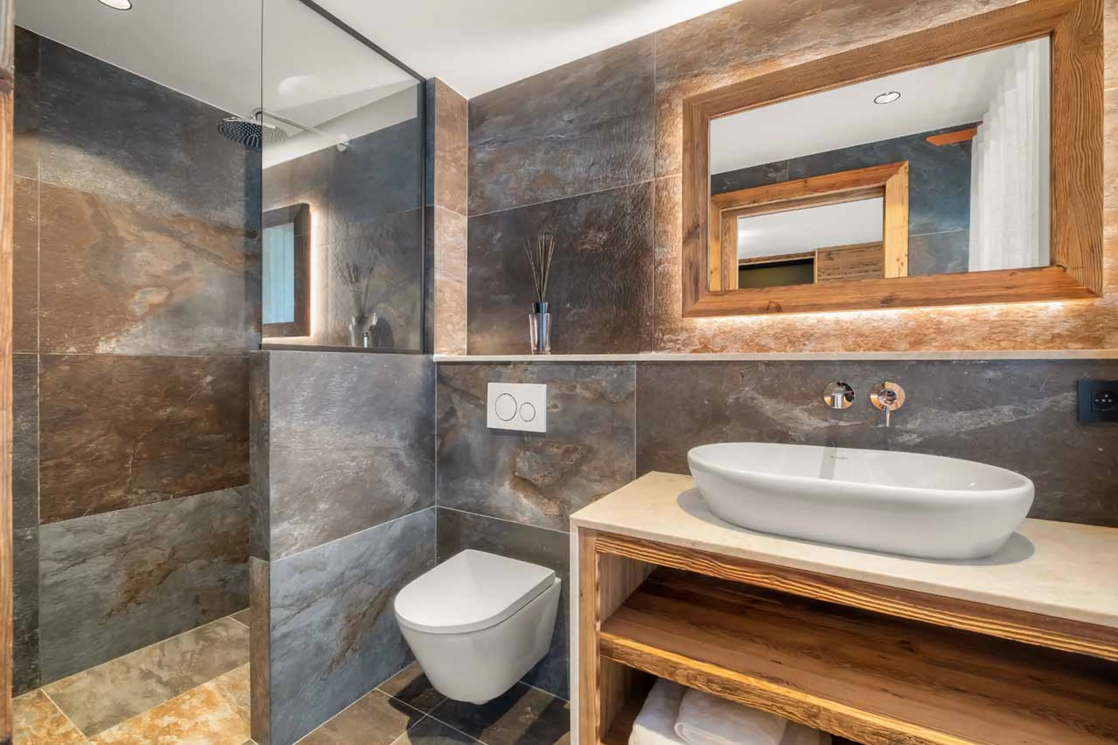 Bedroom 2 en-suite at Chalet Bellezza in Megeve