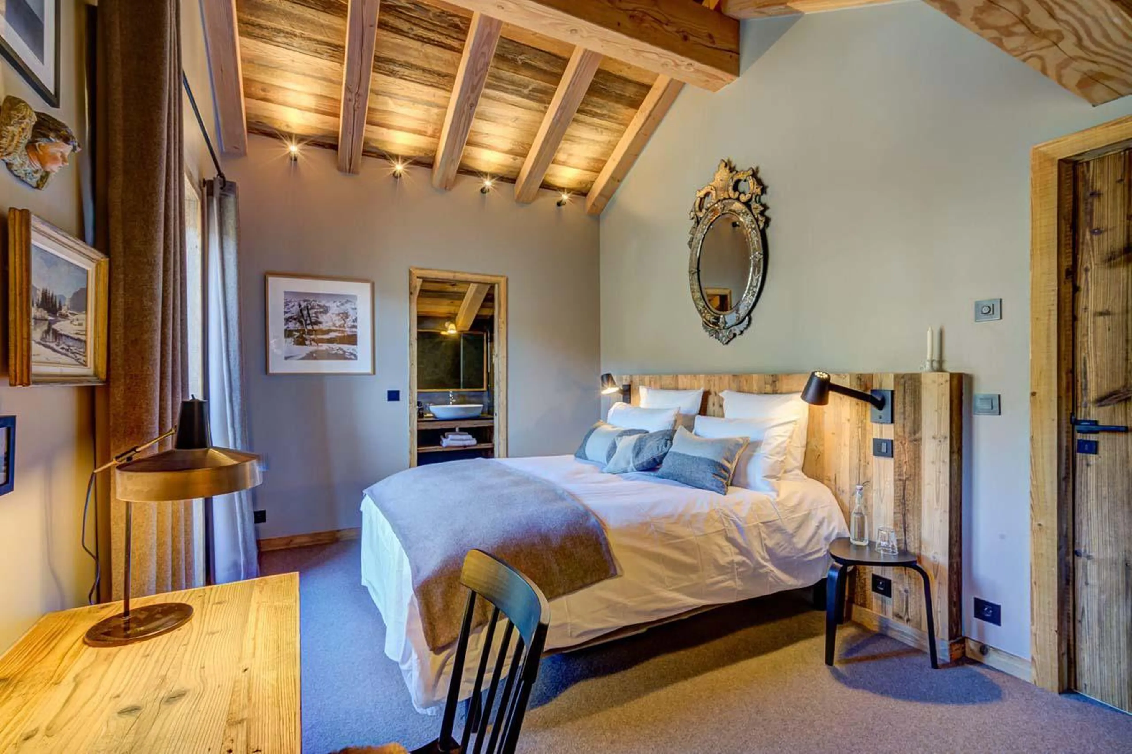 Spacious double/twin bedroom with desk at Chalet Bergeronnette in Meribel