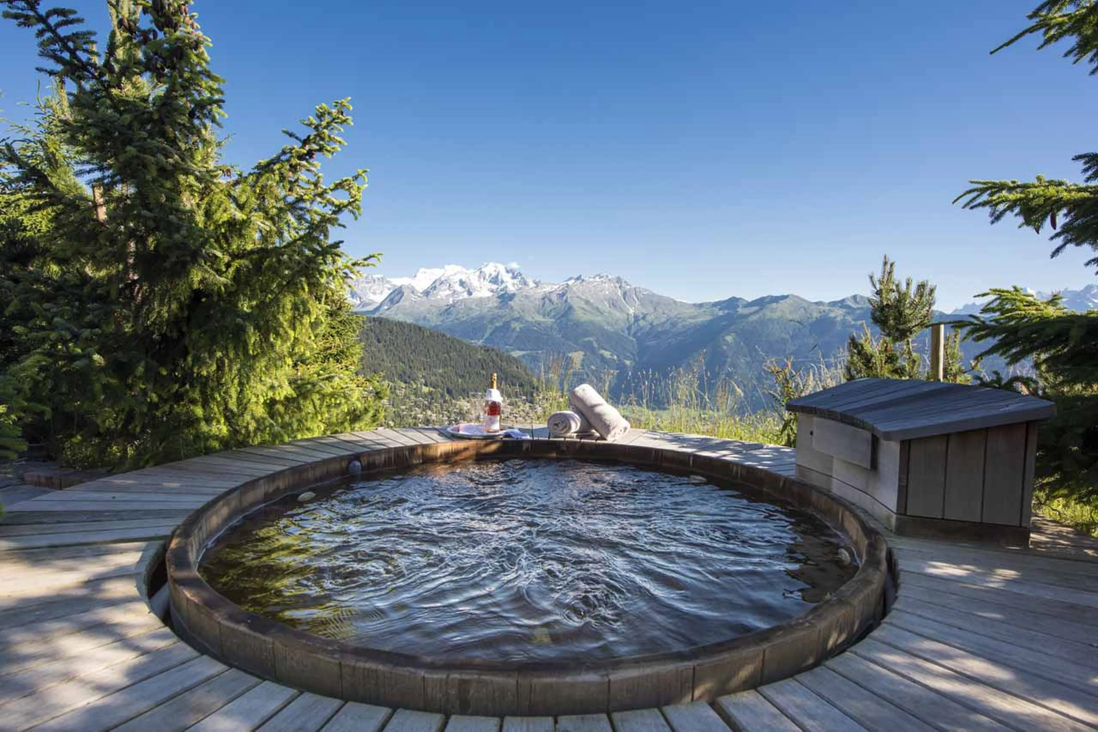 Cedar hot tub at Chalet Bibi in Verbier