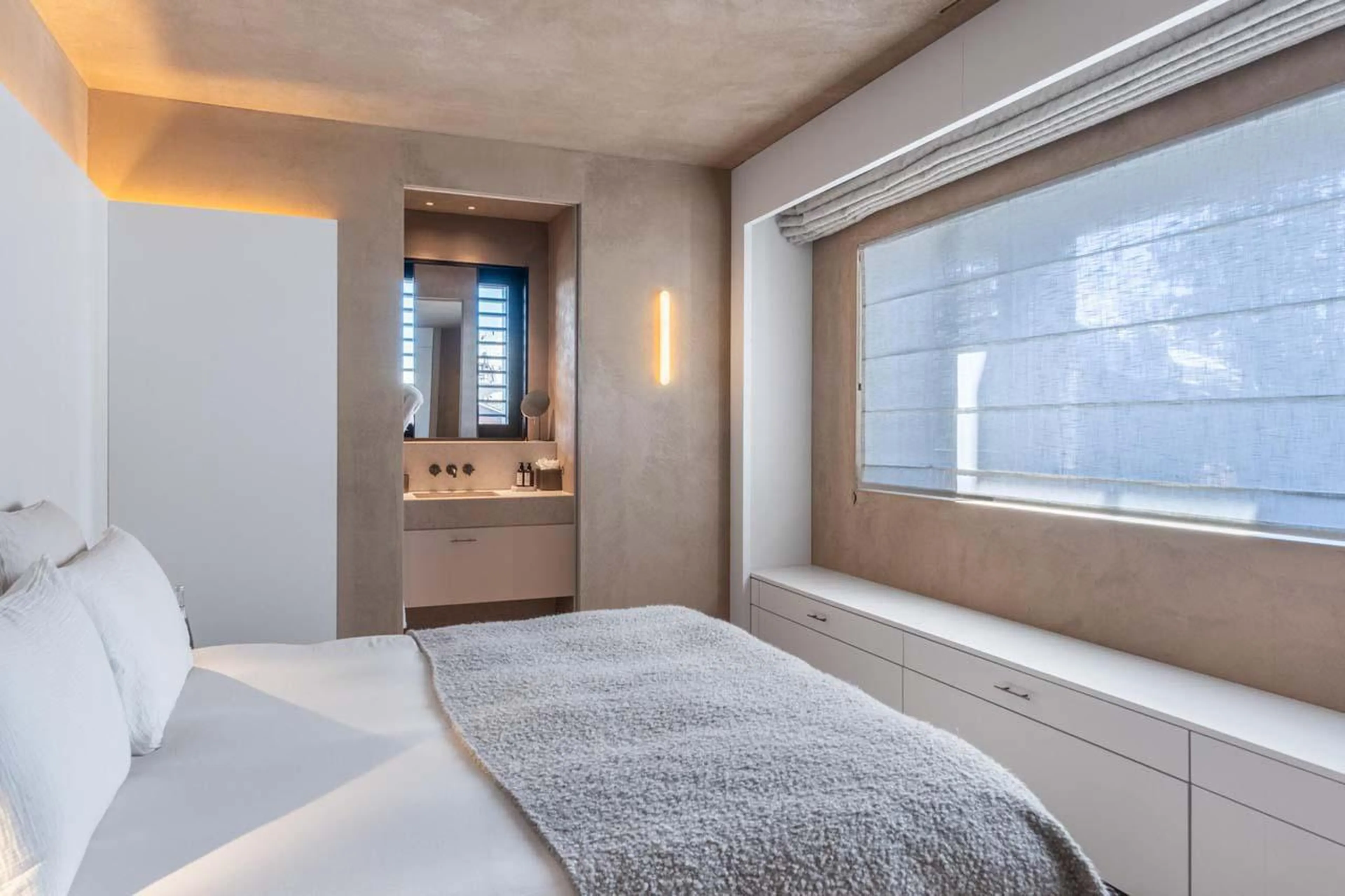 Double/twin bedroom with en-suite shower room at Chalet Black Lodge in Courchevel 1850